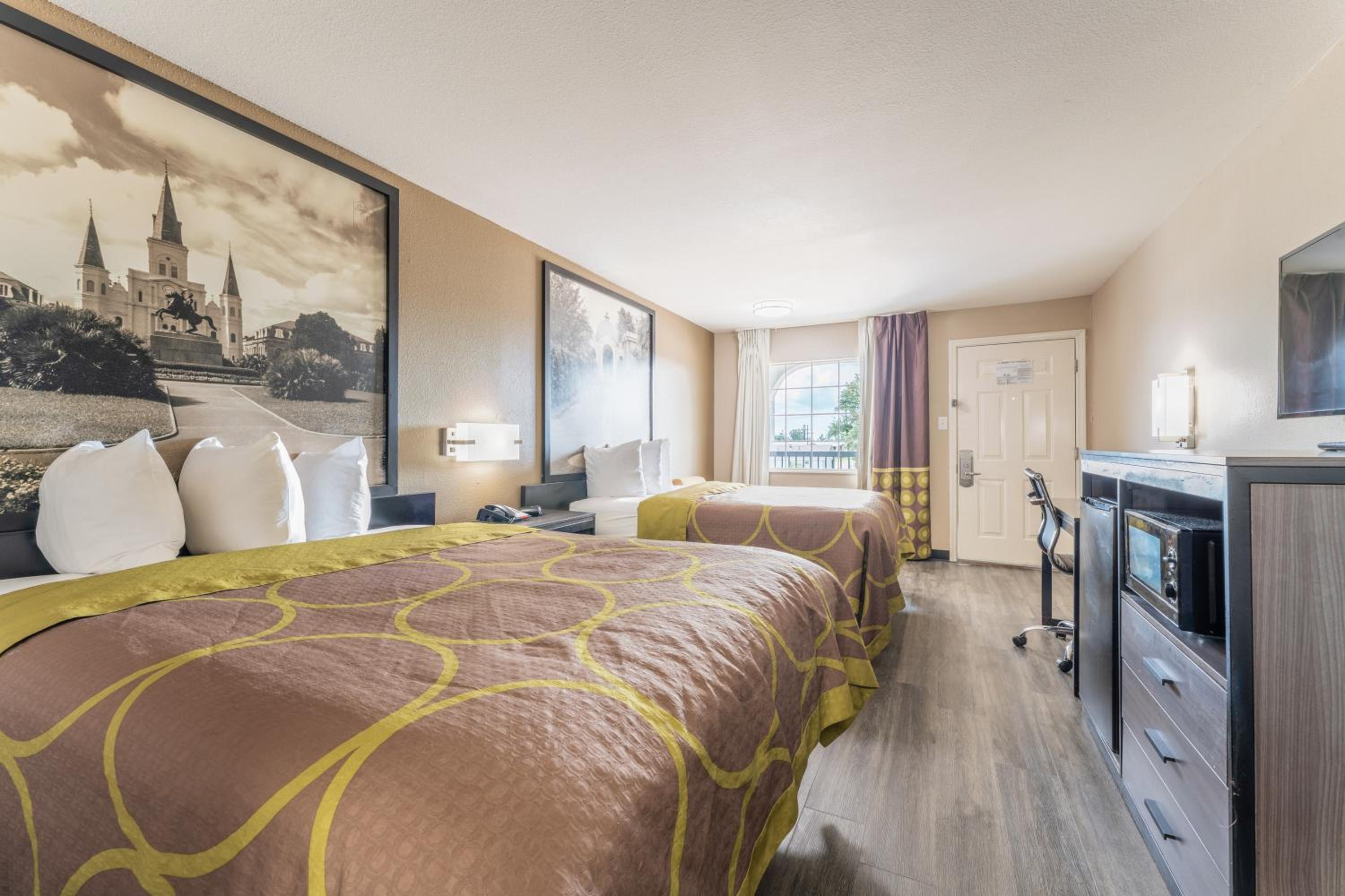 Queen Room with Two Queen Beds - Non-Smoking - Photo 3