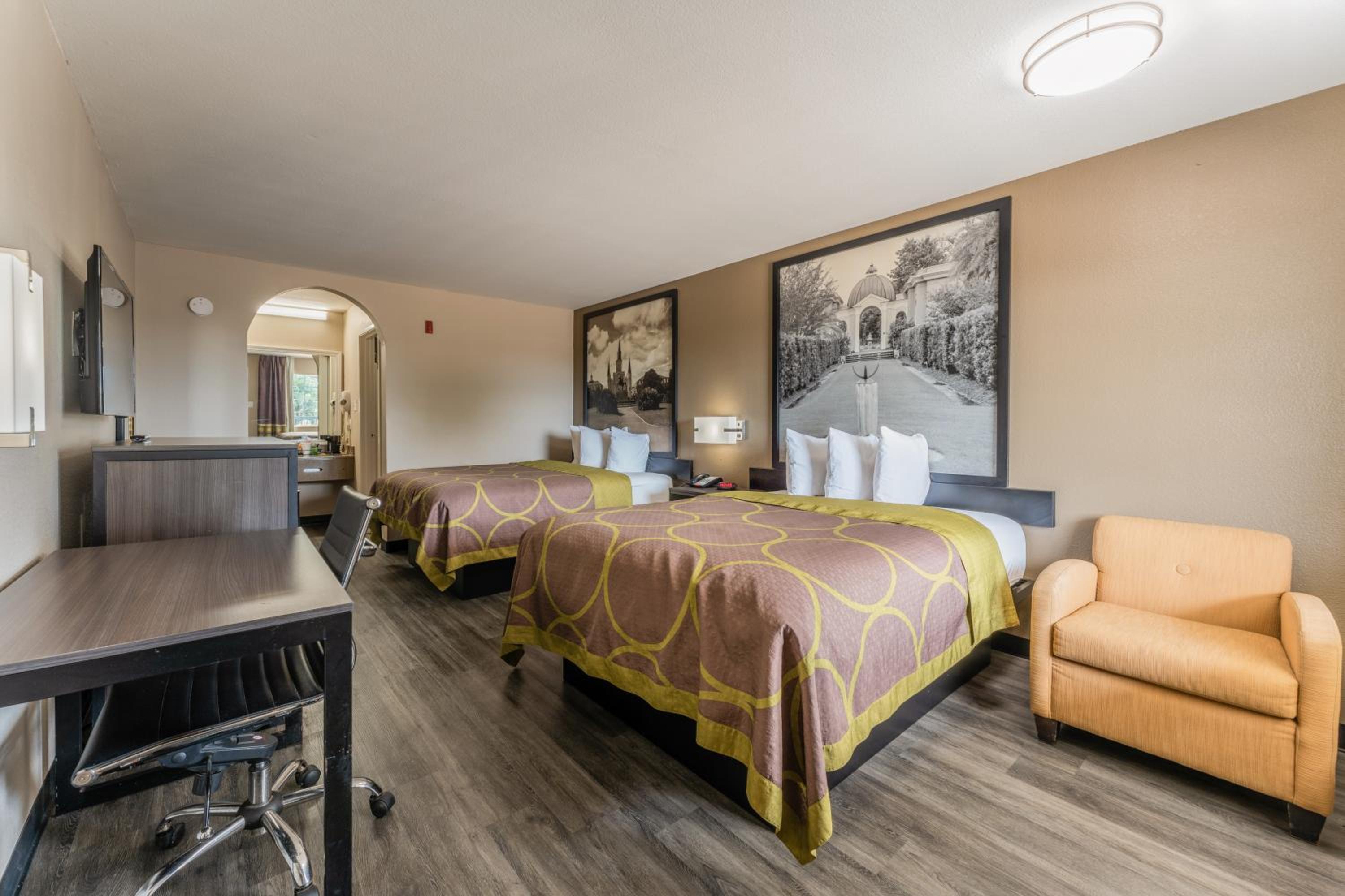 Queen Room with Two Queen Beds - Non-Smoking - Photo 2
