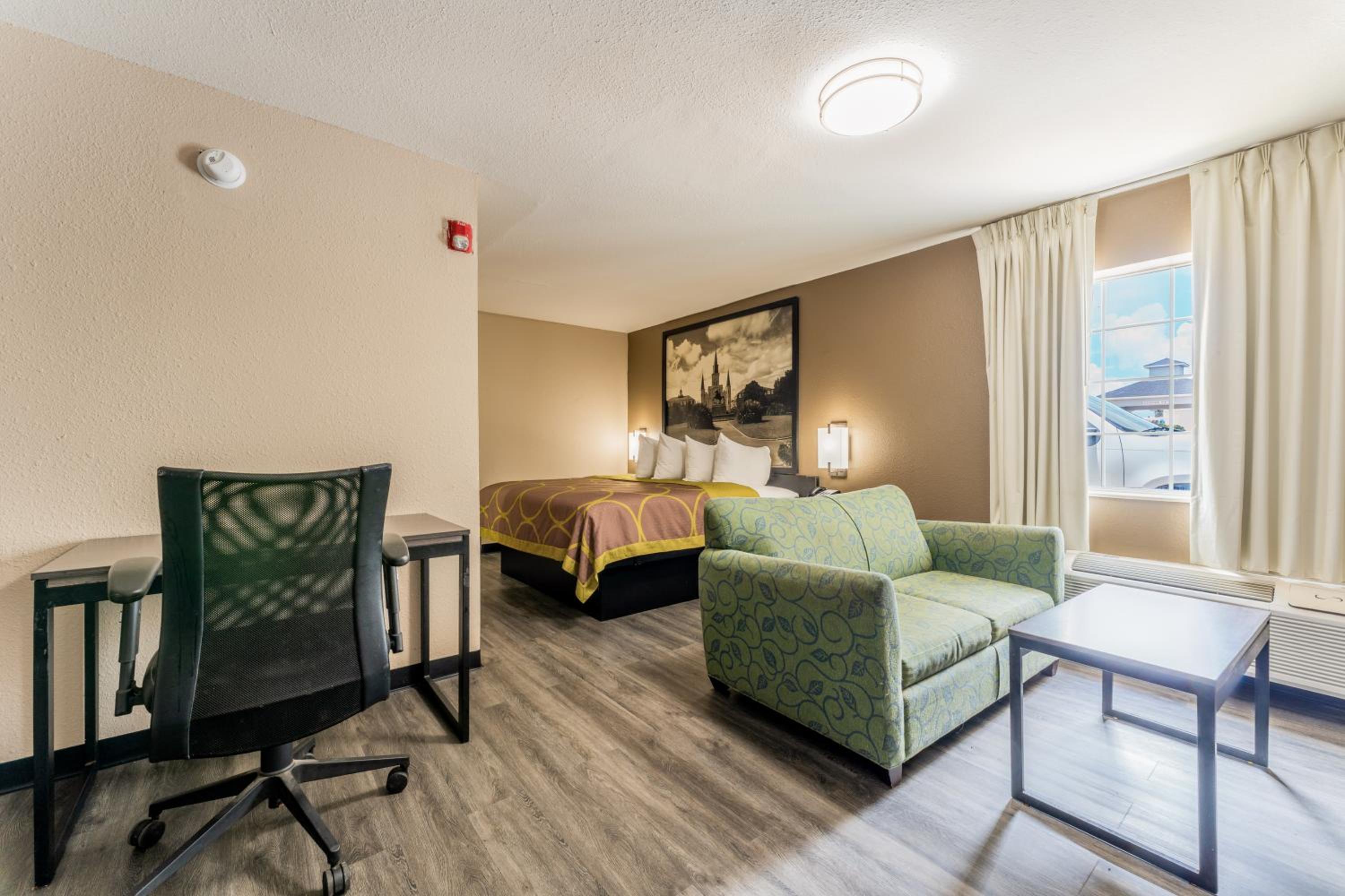 Business King Suite - Non-Smoking - Photo 1