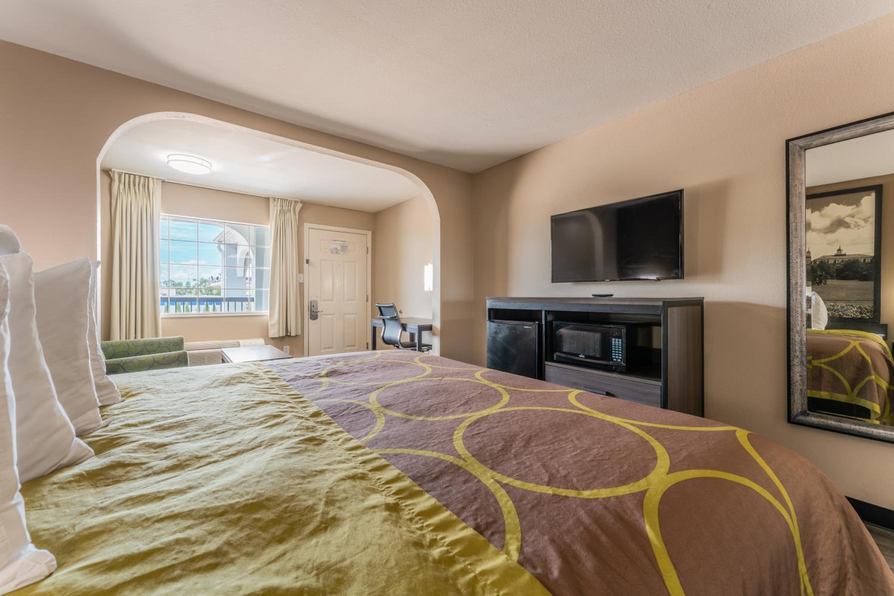 King Room - Non-Smoking - Photo 6