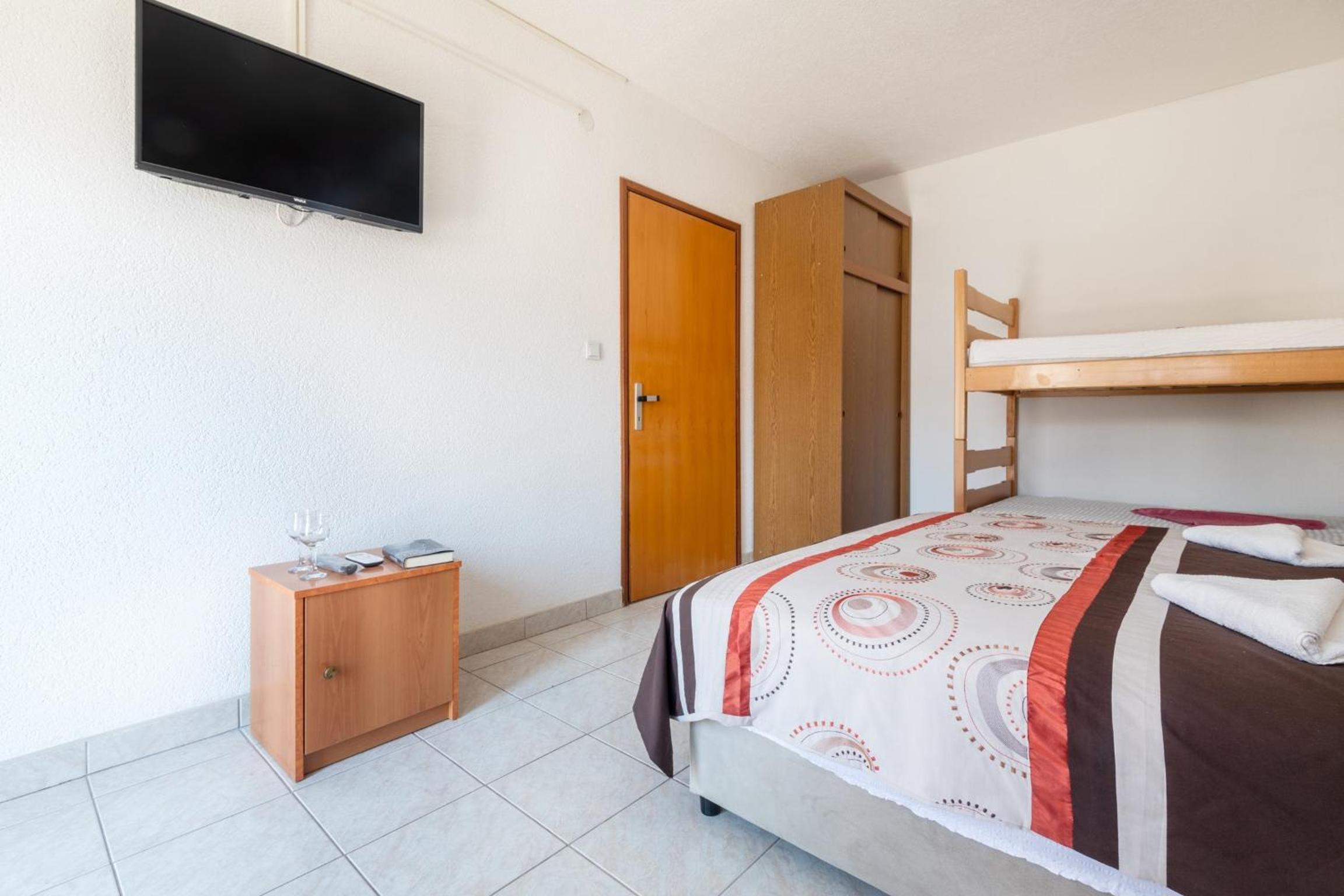 Studio Apartment with Balcony photo 2