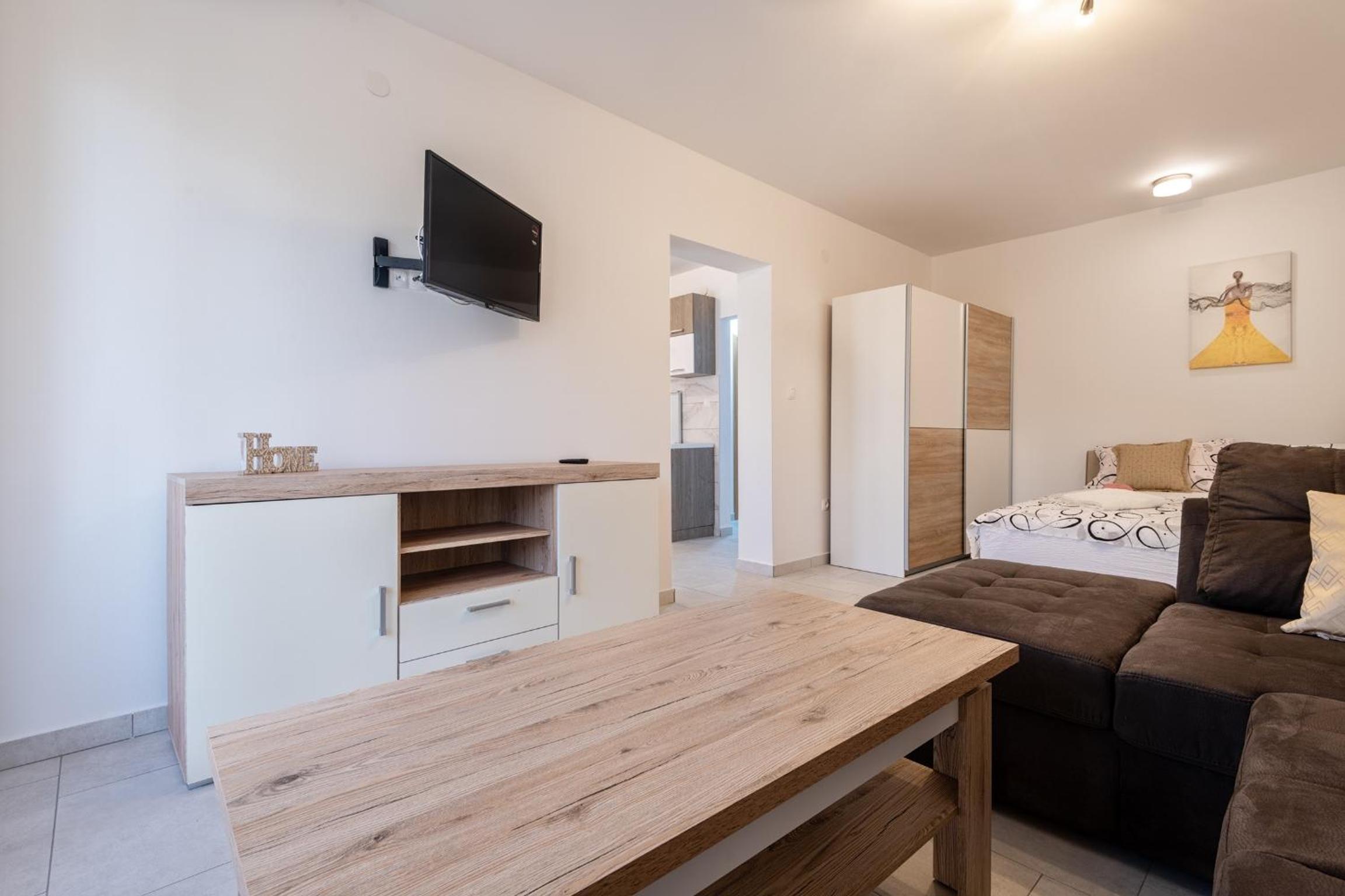 Comfort One Bedroom Apartment with Terrace - Photo 1