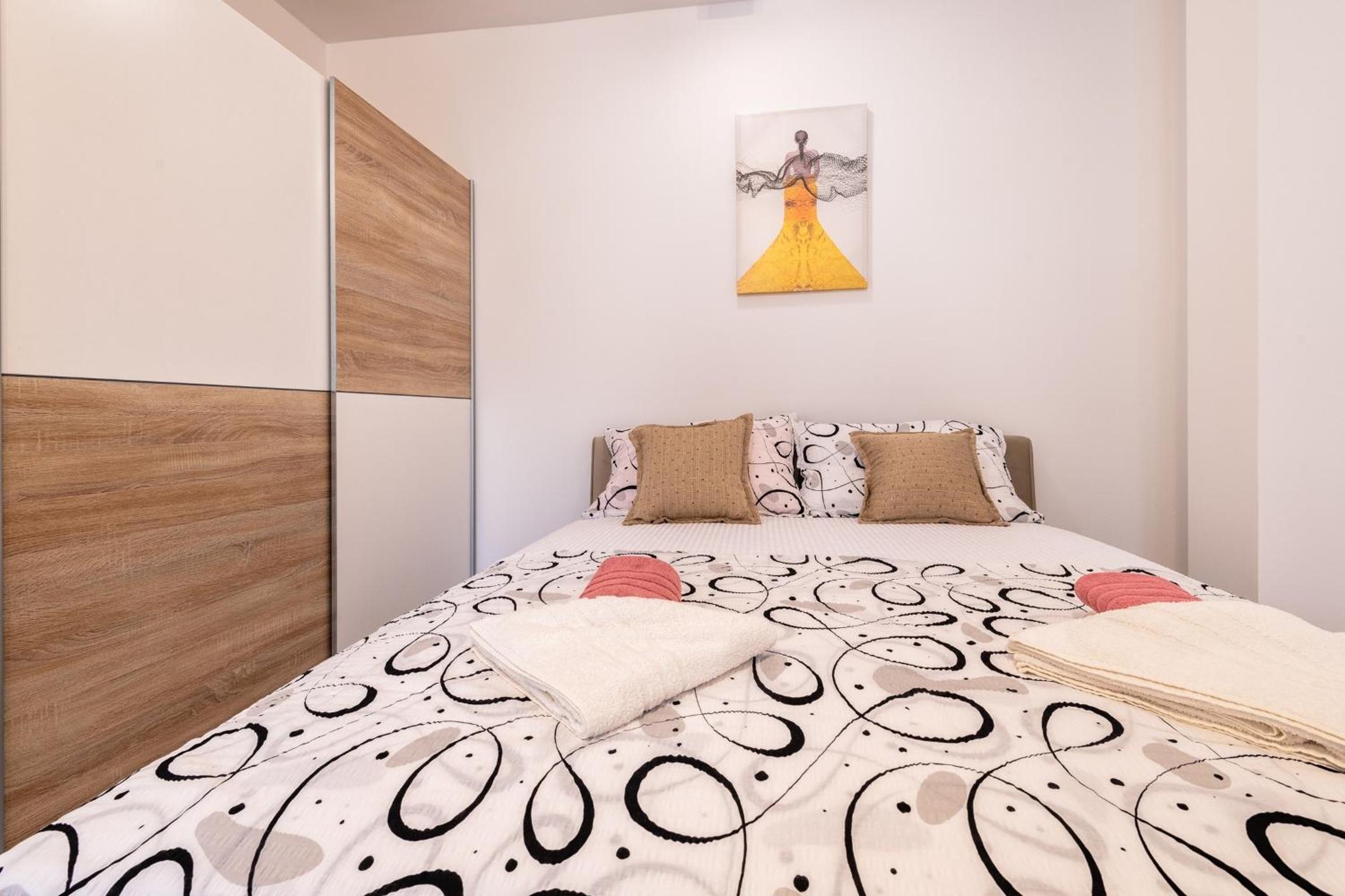 Comfort One Bedroom Apartment with Terrace - Photo 3