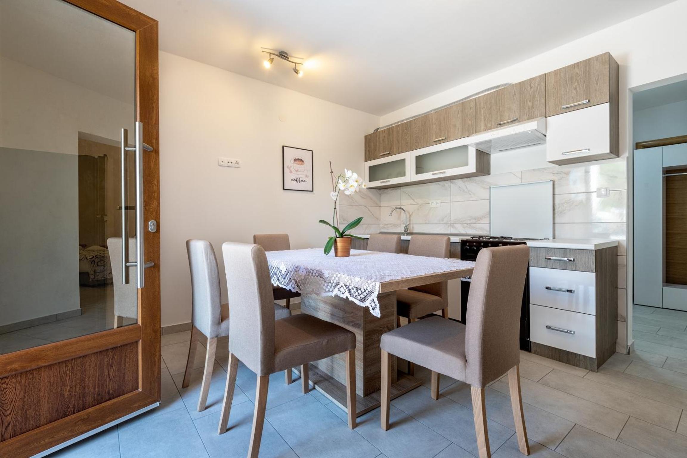 Comfort One Bedroom Apartment with Terrace - Photo 4