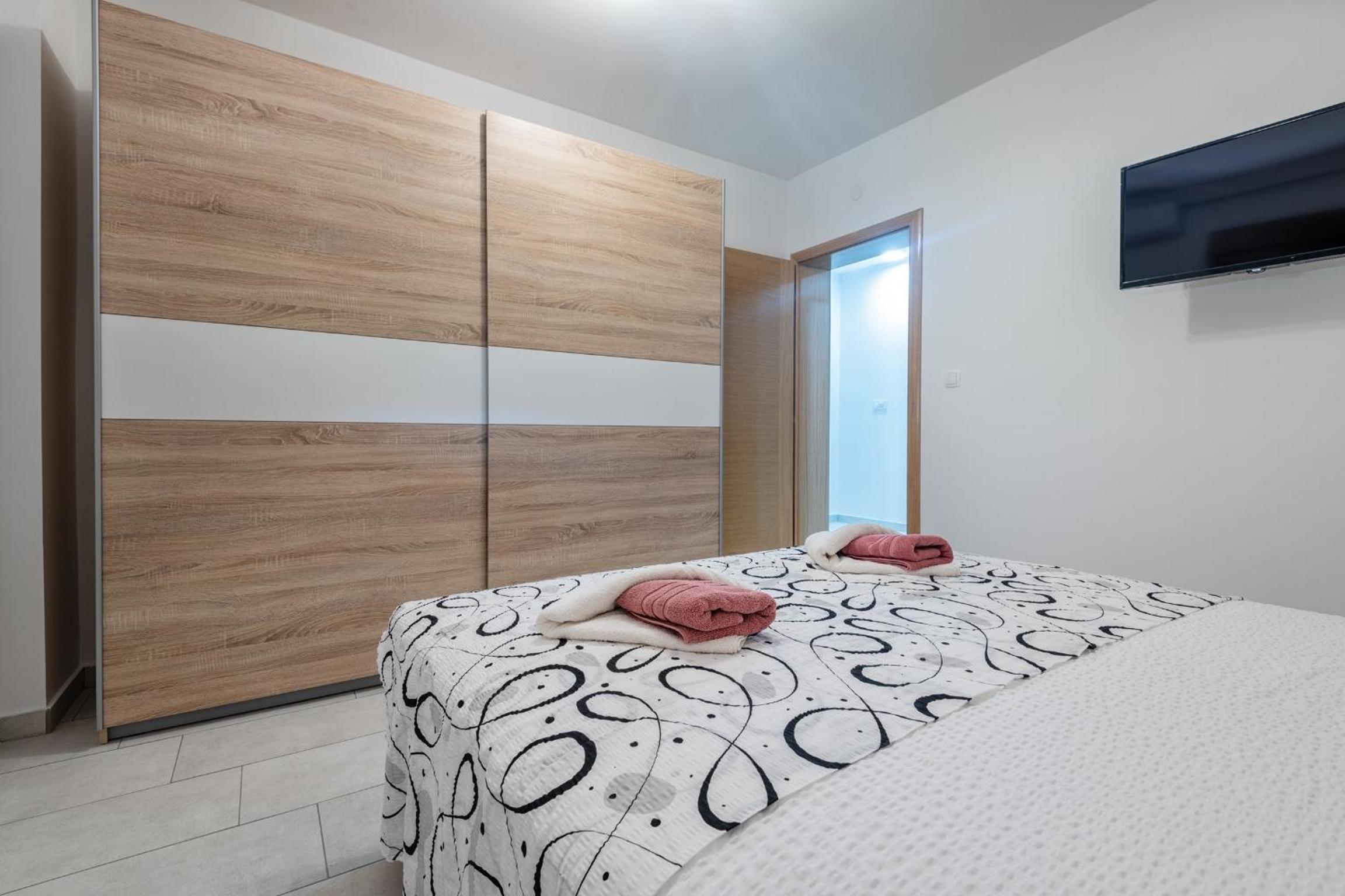 Comfort One Bedroom Apartment with Terrace - Photo 5