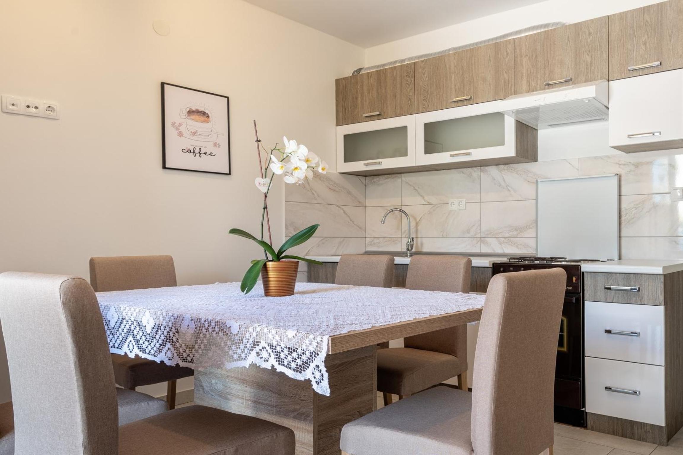 Comfort One Bedroom Apartment with Terrace - Photo 6