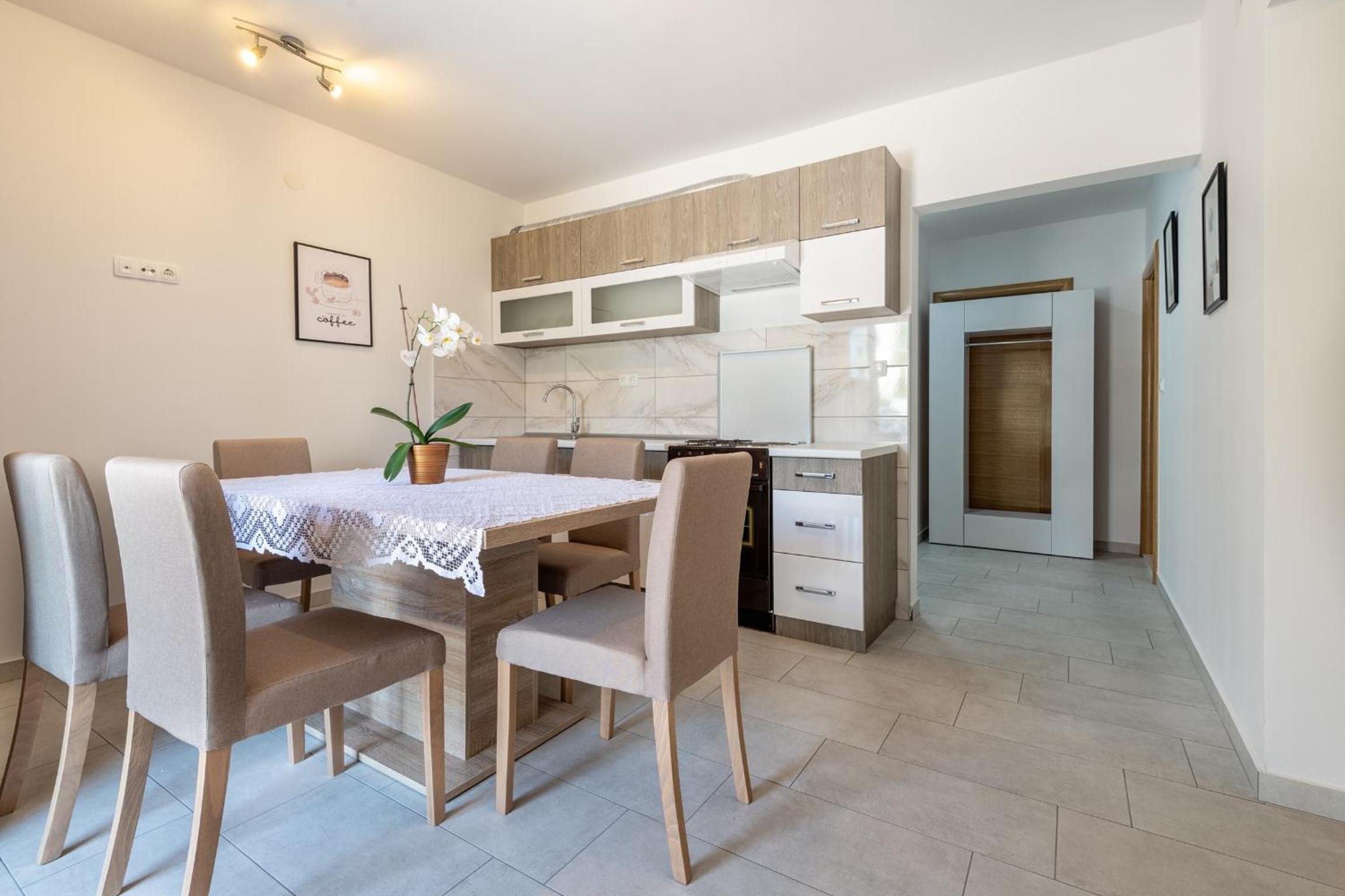Comfort One Bedroom Apartment with Terrace - Photo 7