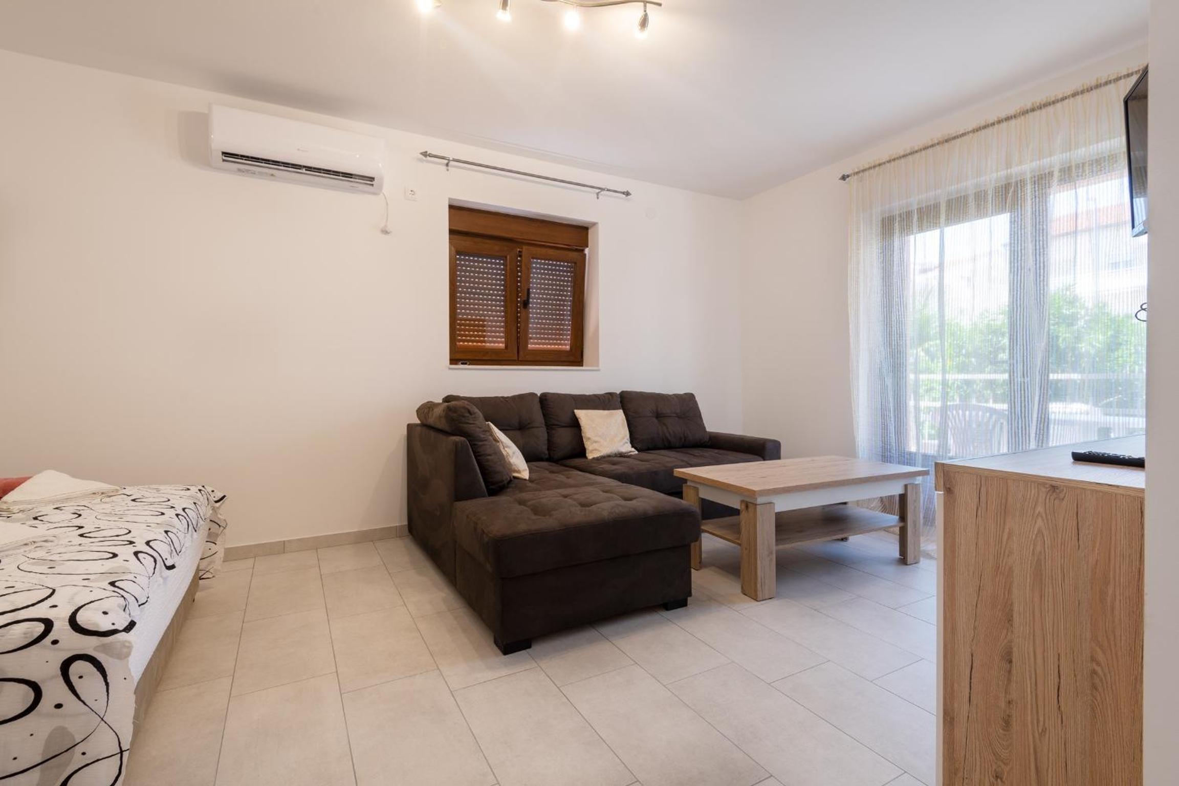 Comfort One Bedroom Apartment with Terrace - Photo 12