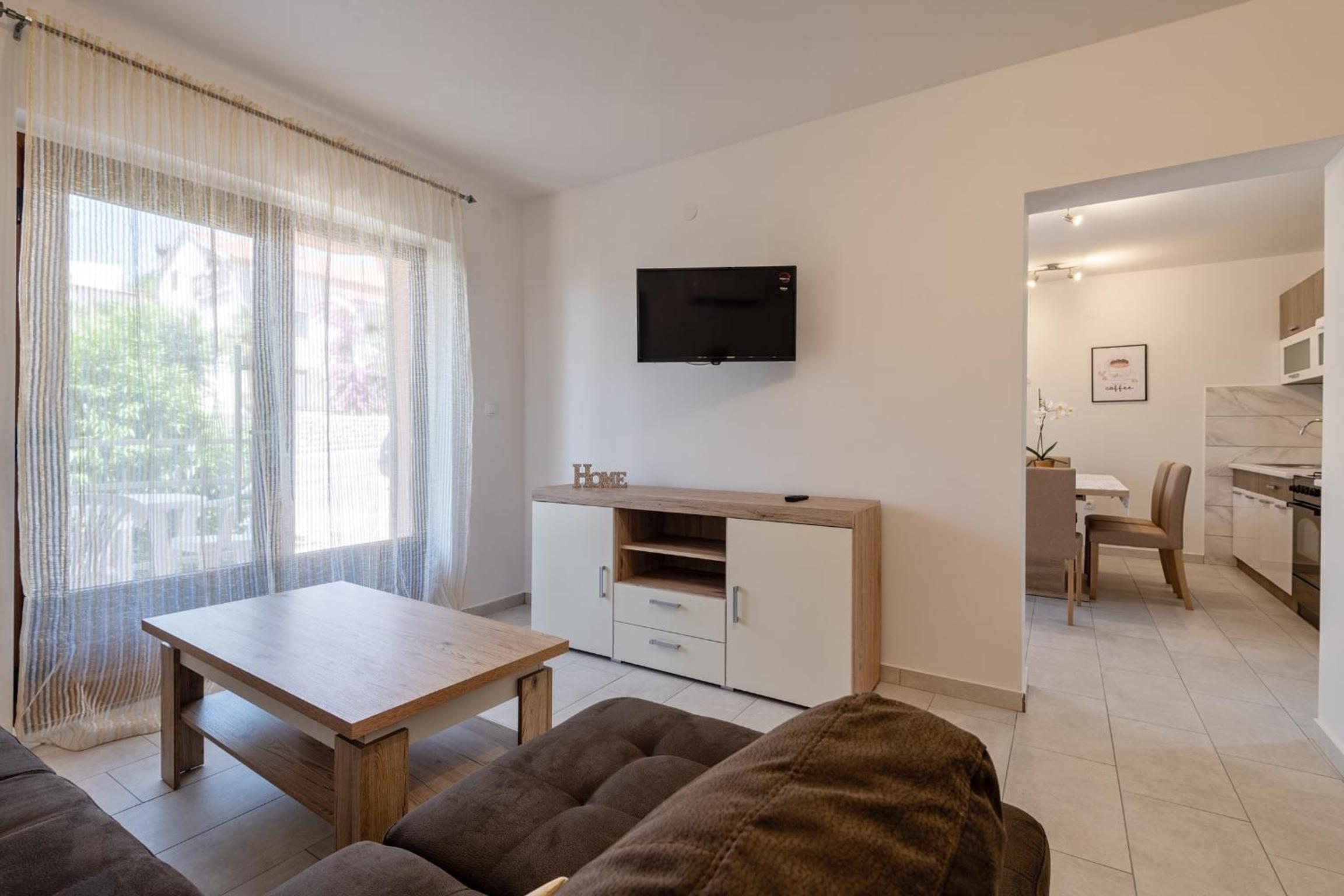 Comfort One Bedroom Apartment with Terrace - Photo 13