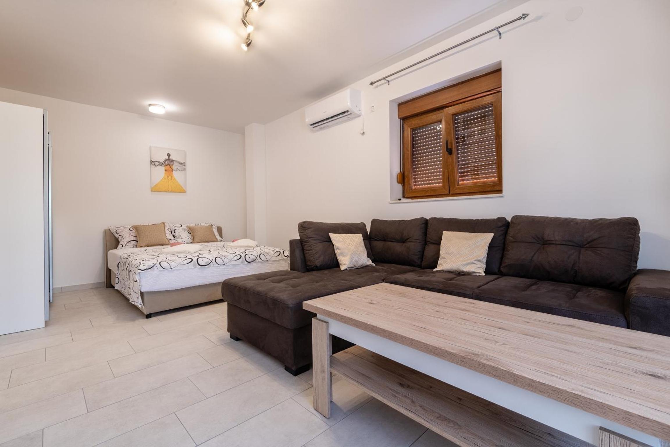 Comfort One Bedroom Apartment with Terrace - Photo 14