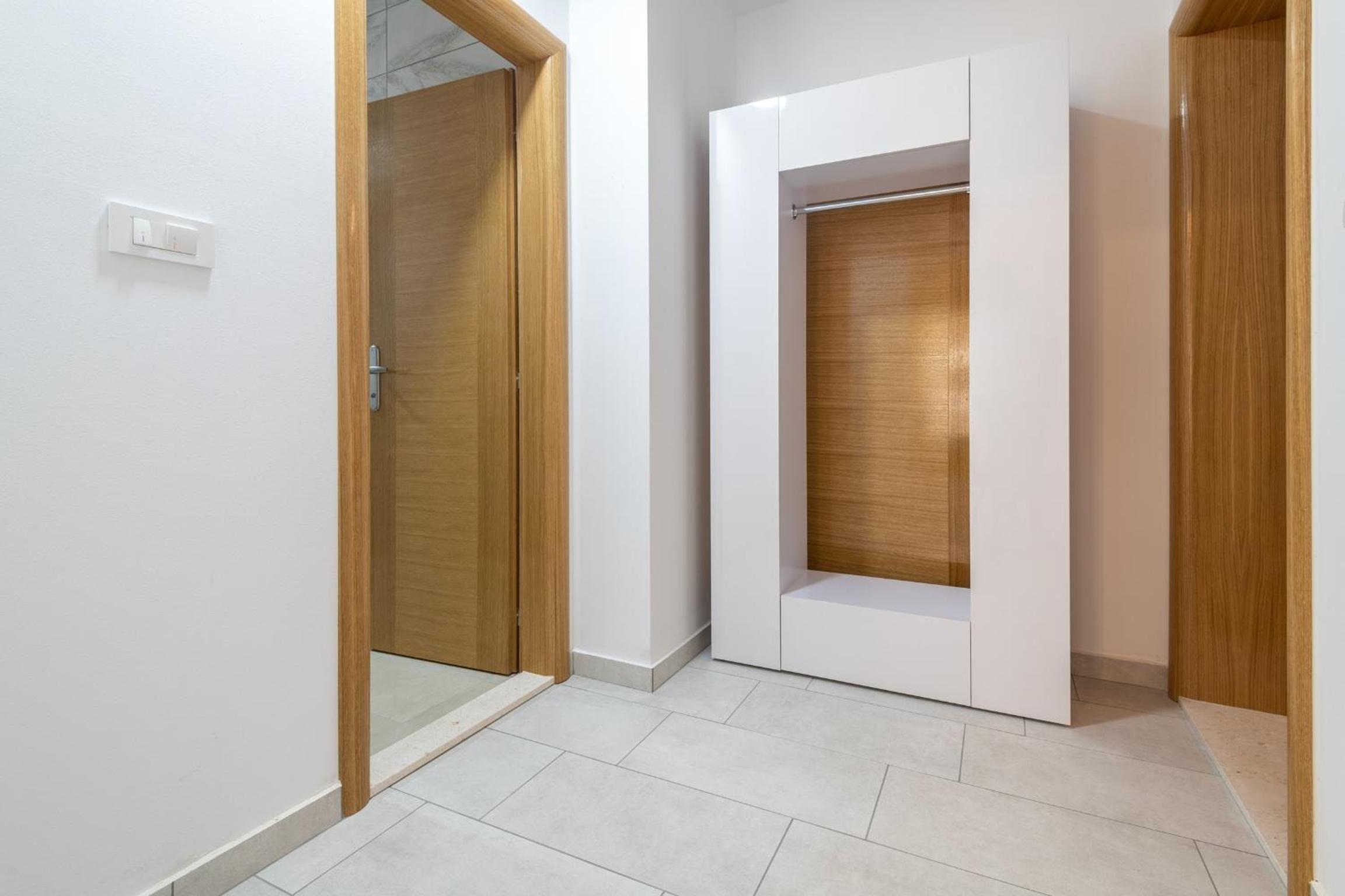 Comfort One Bedroom Apartment with Terrace - Photo 15