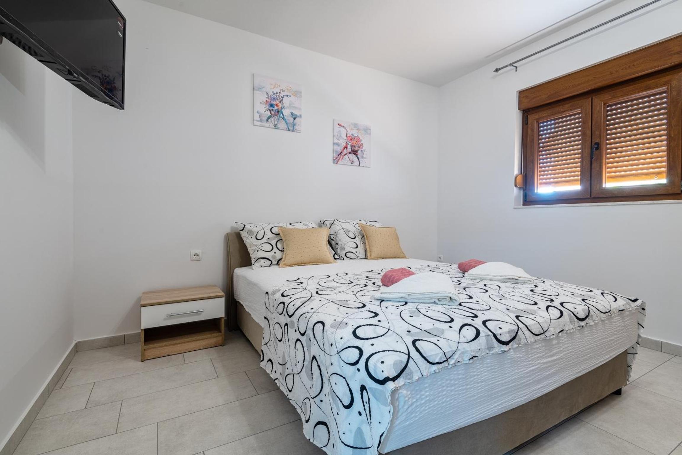 Comfort One Bedroom Apartment with Terrace - Photo 16