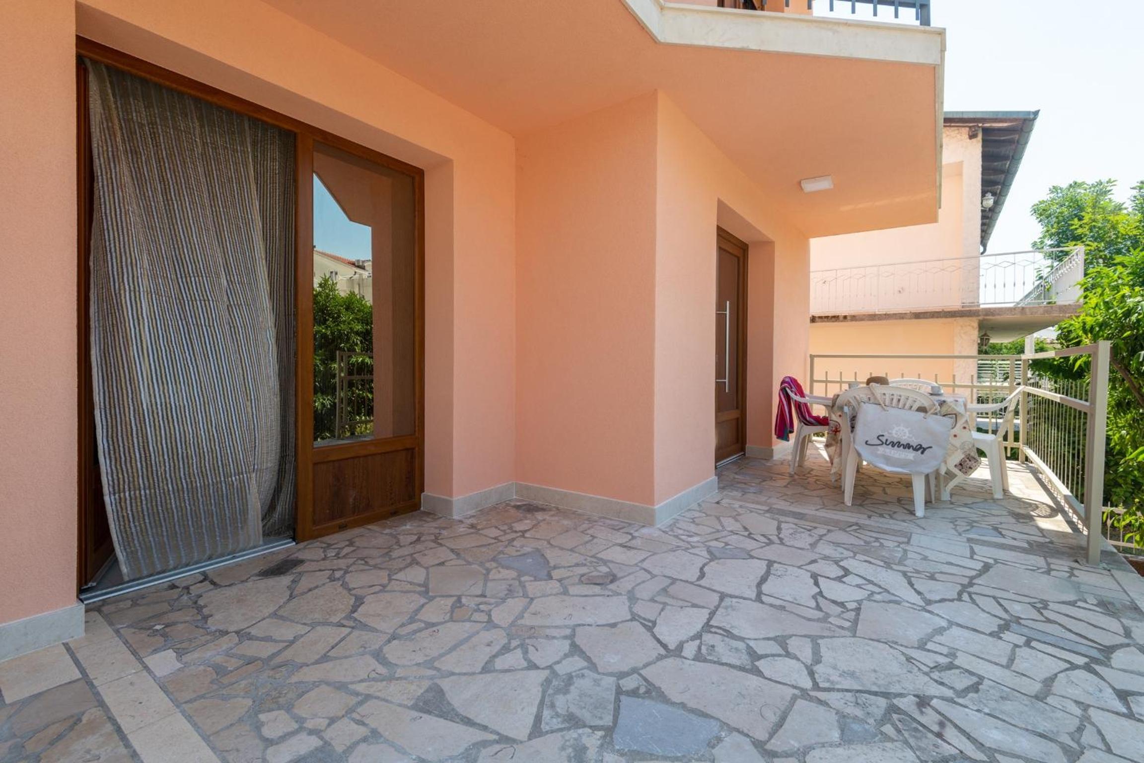Comfort One Bedroom Apartment with Terrace - Photo 18