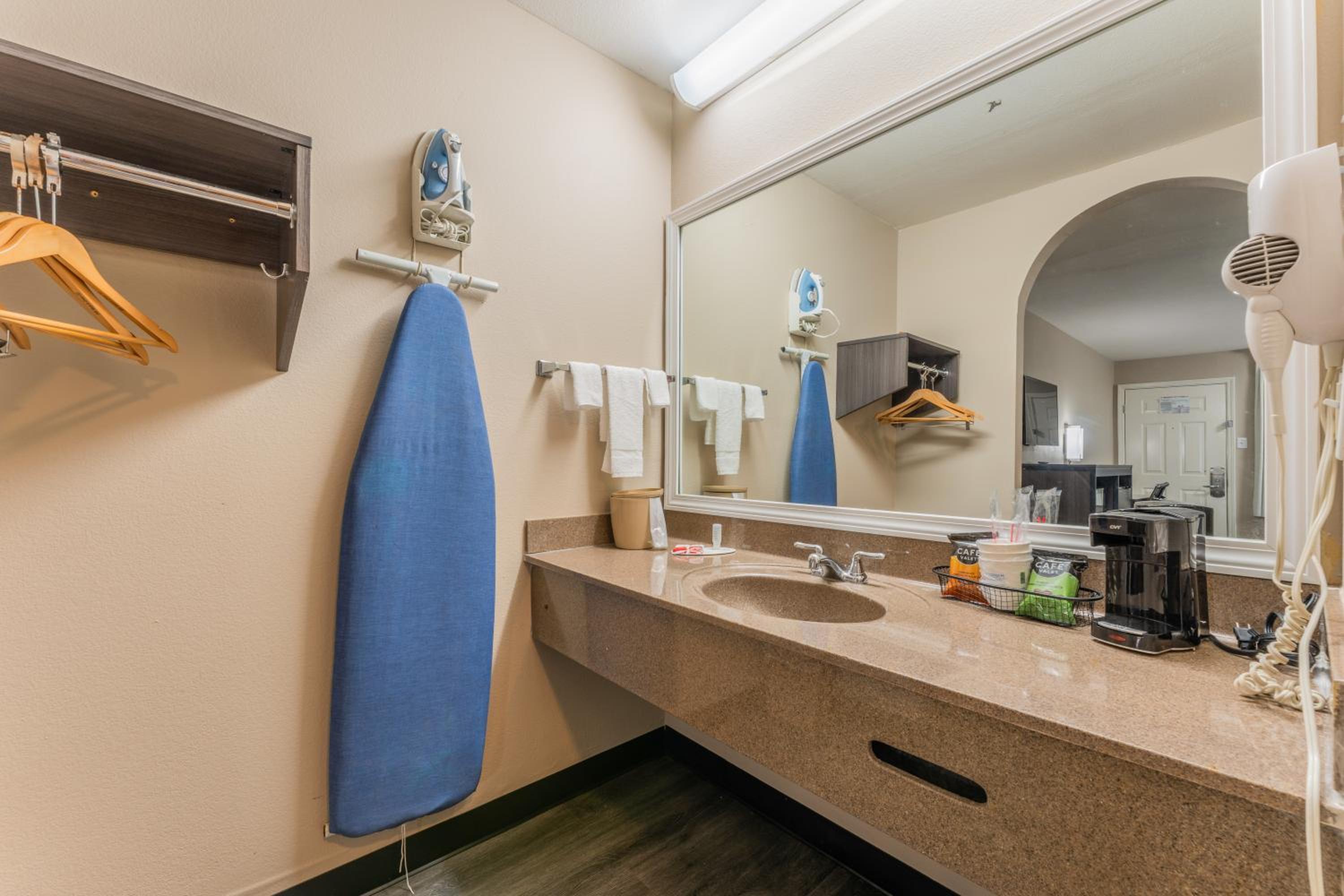 King Suite With Jetted Tub - Non-Smoking photo 3
