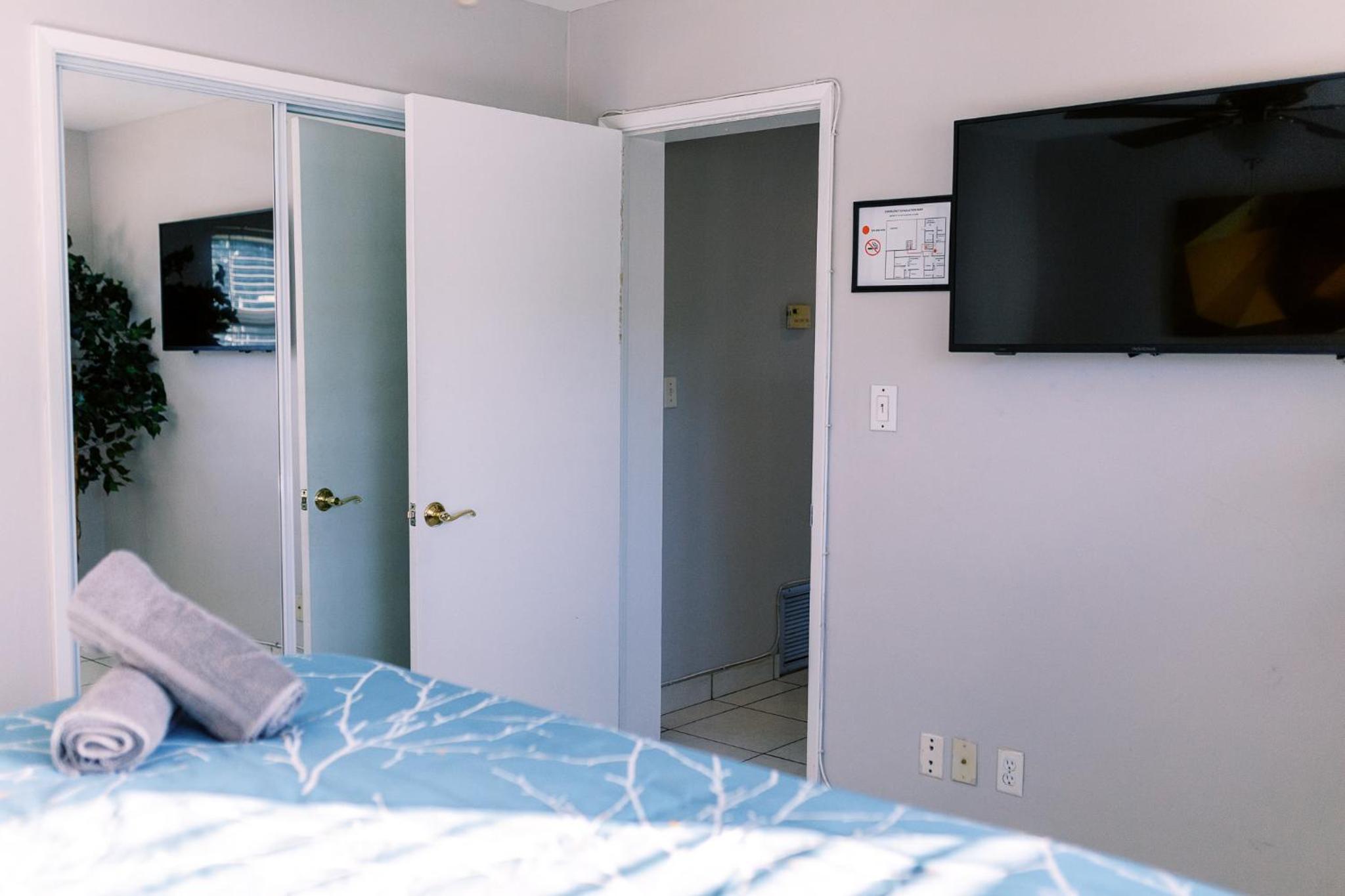 Premium Two Bedroom Queen with Kitchen and Sofa Bed - Photo 11