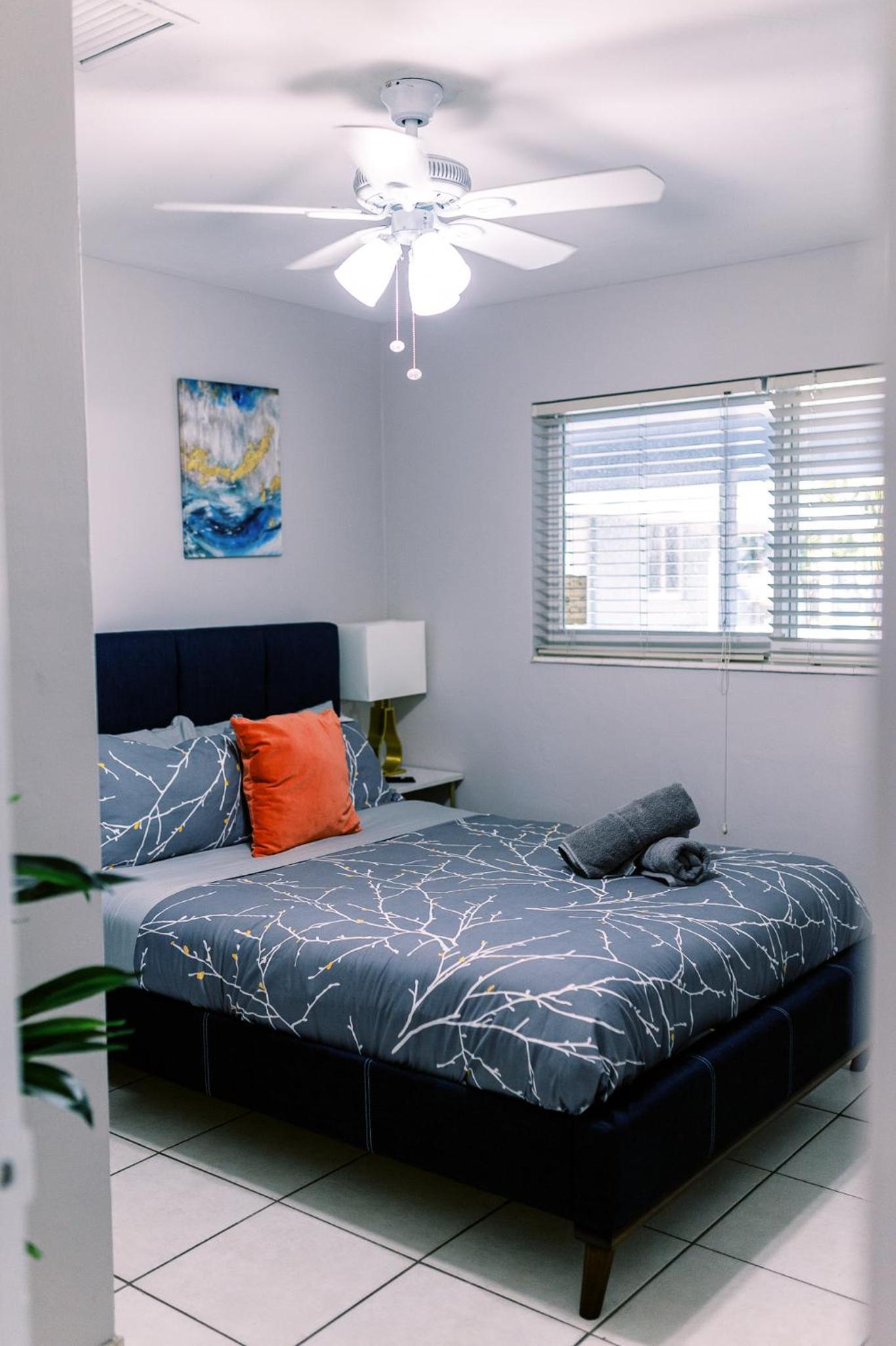 Premium Two Bedroom Queen with Kitchen and Sofa Bed - Photo 3