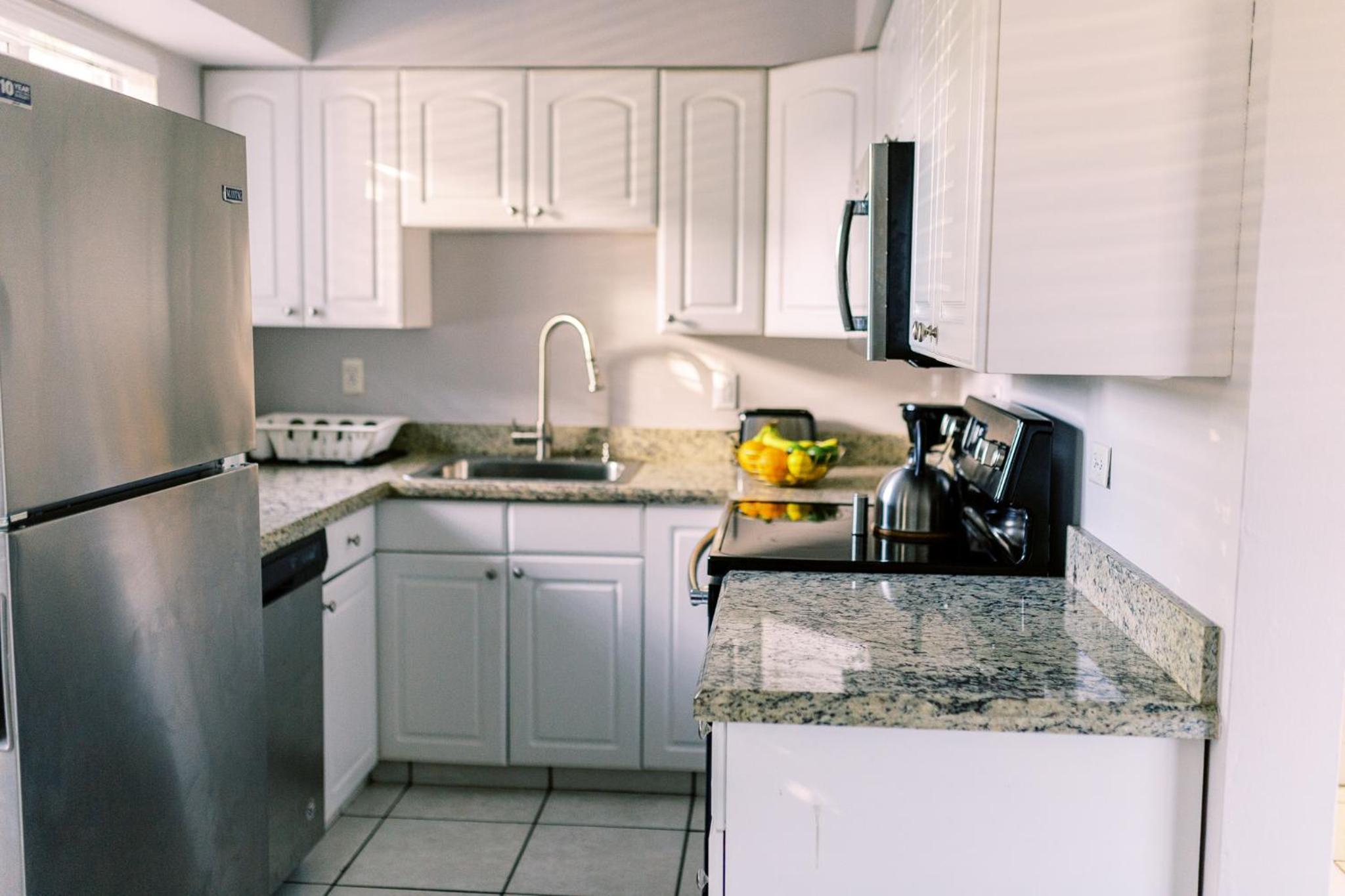 Premium Two Bedroom Queen with Kitchen and Sofa Bed - Photo 12