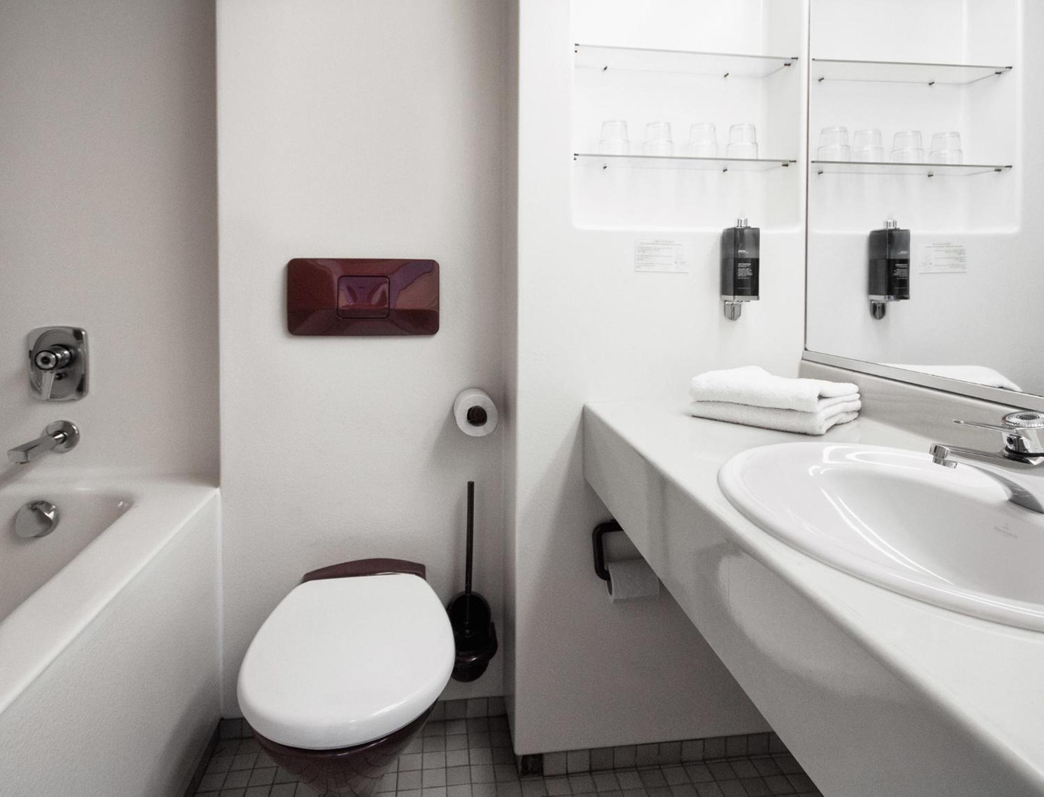 Small Economy Double or Twin Room - Photo 4