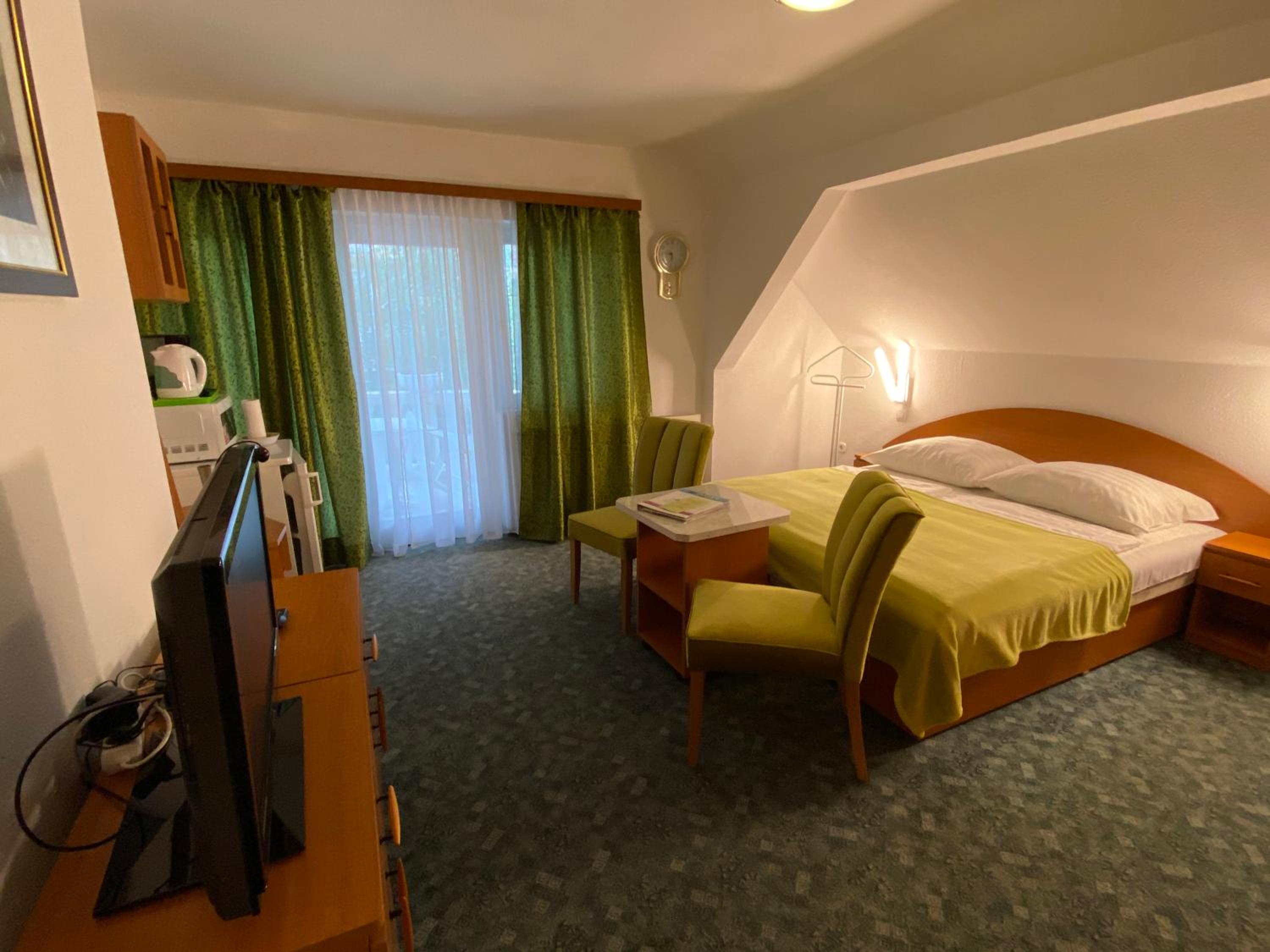 Deluxe Double Room with Balcony photo 3