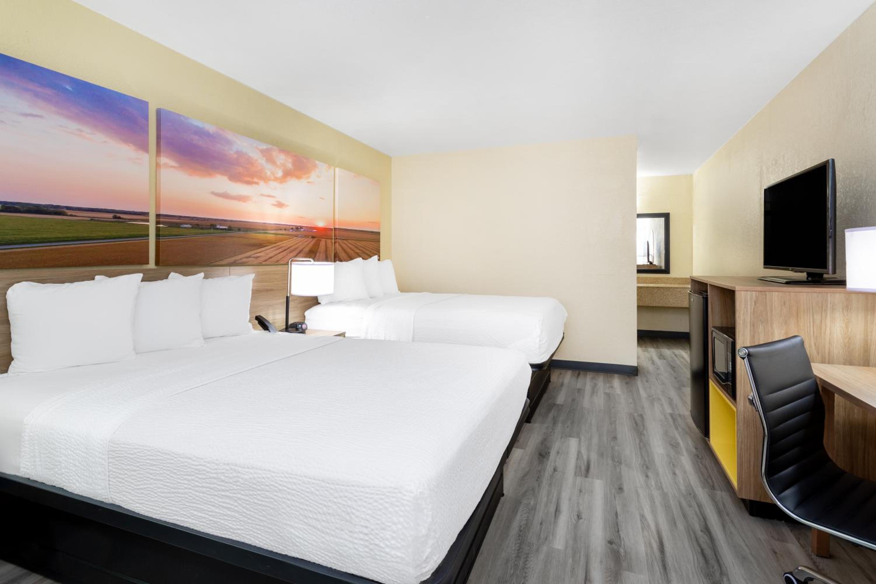 Queen Room with Two Queen Beds - Non-Smoking - Photo 6