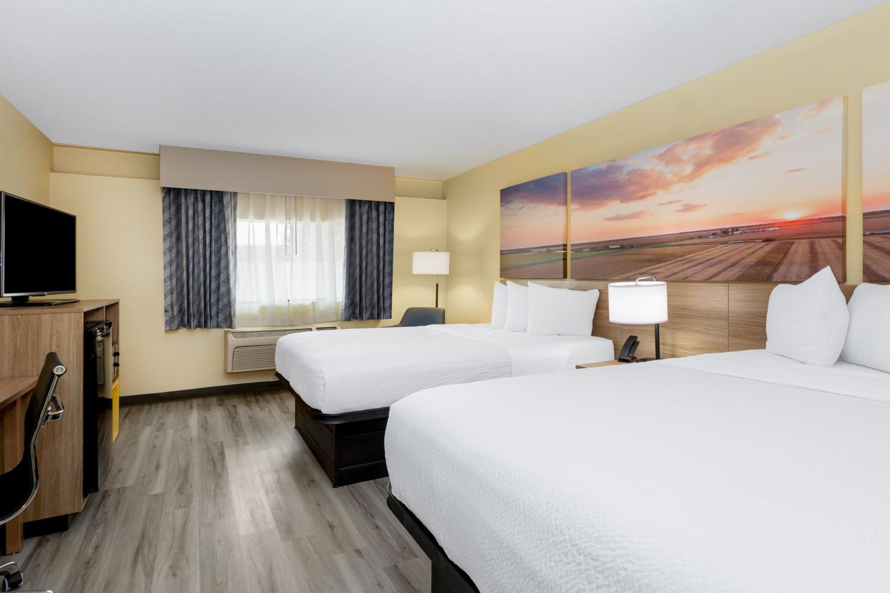 Queen Room with Two Queen Beds - Non-Smoking - Photo 4