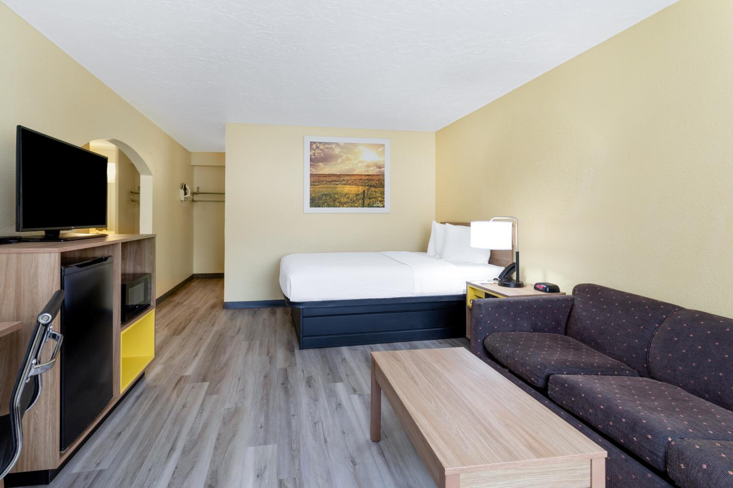 Studio Suite with 3 Queen Beds, Non-Smoking - Photo 3
