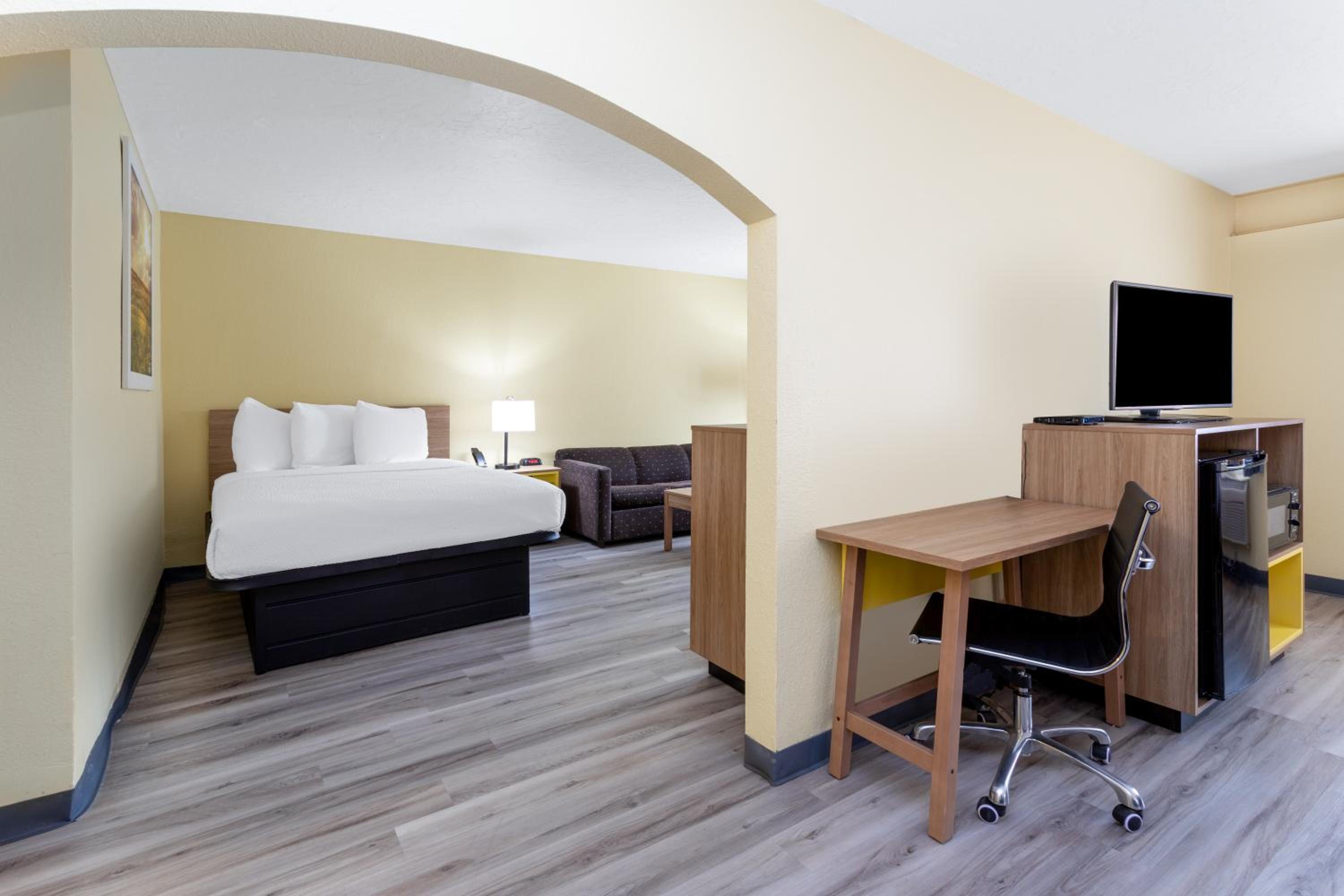 Studio Suite with 3 Queen Beds, Non-Smoking - Photo 4