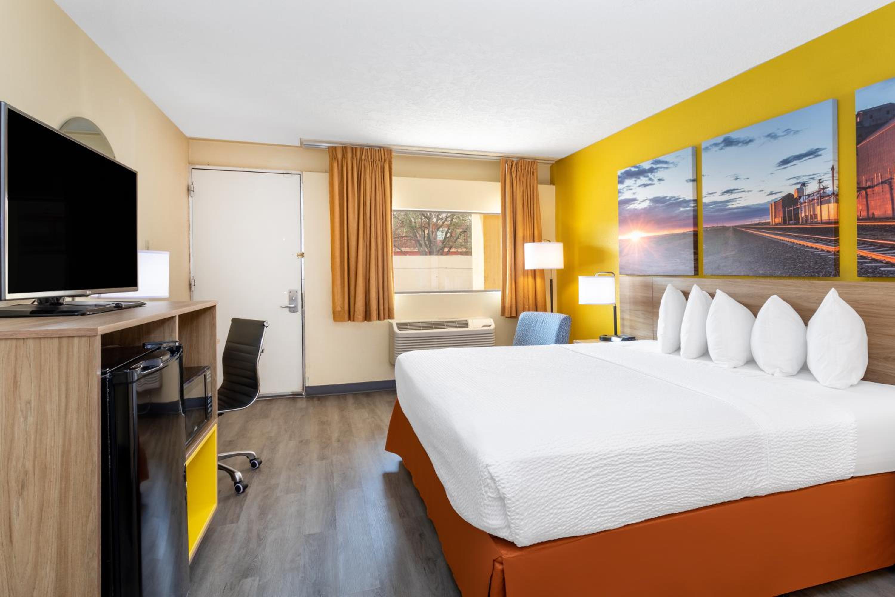 King Room - Disability Access - Non-Smoking - Photo 2