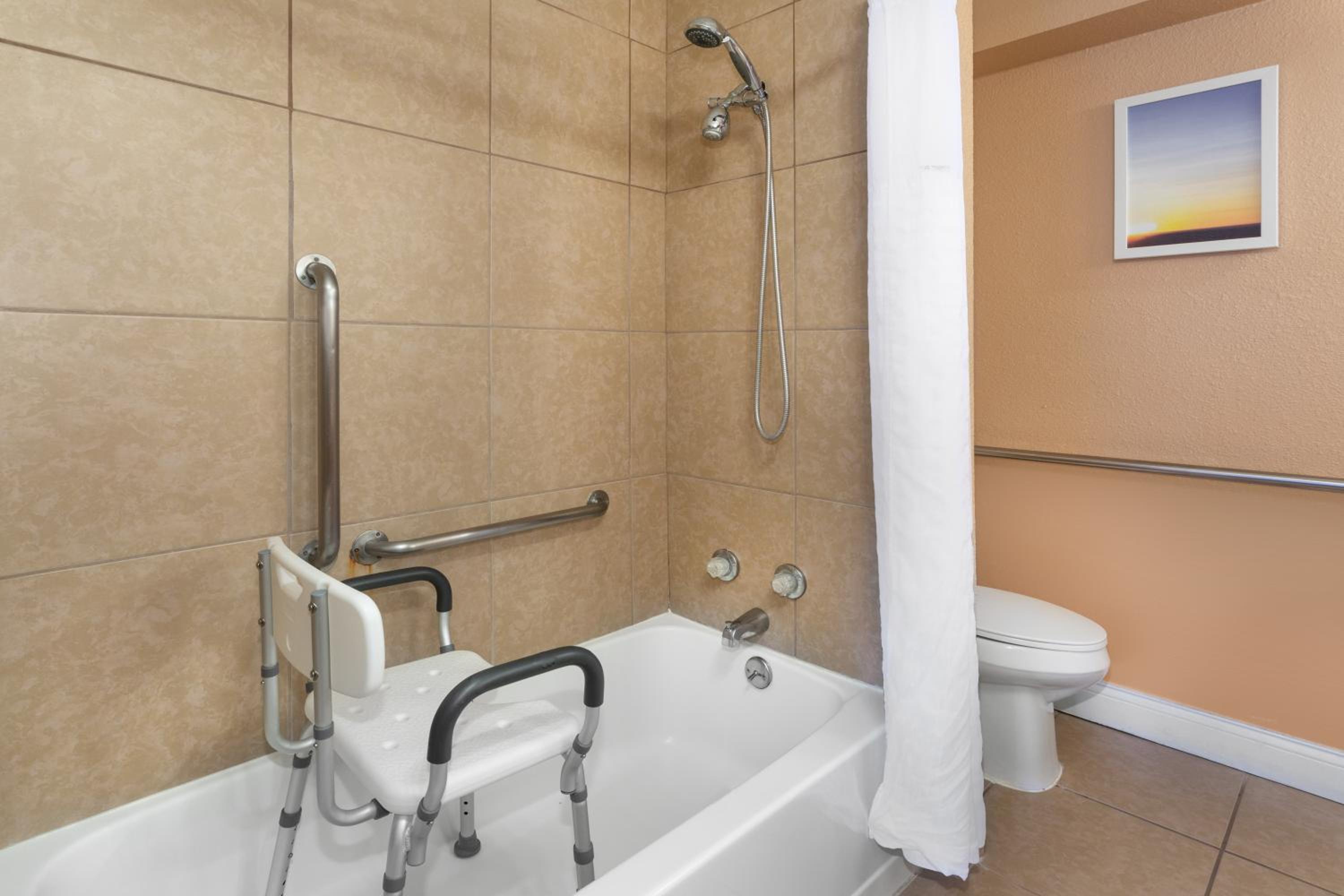 King Room - Disability Access - Non-Smoking - Photo 4