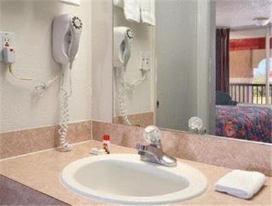Double Room with Two Double Beds - Smoking - Photo 2