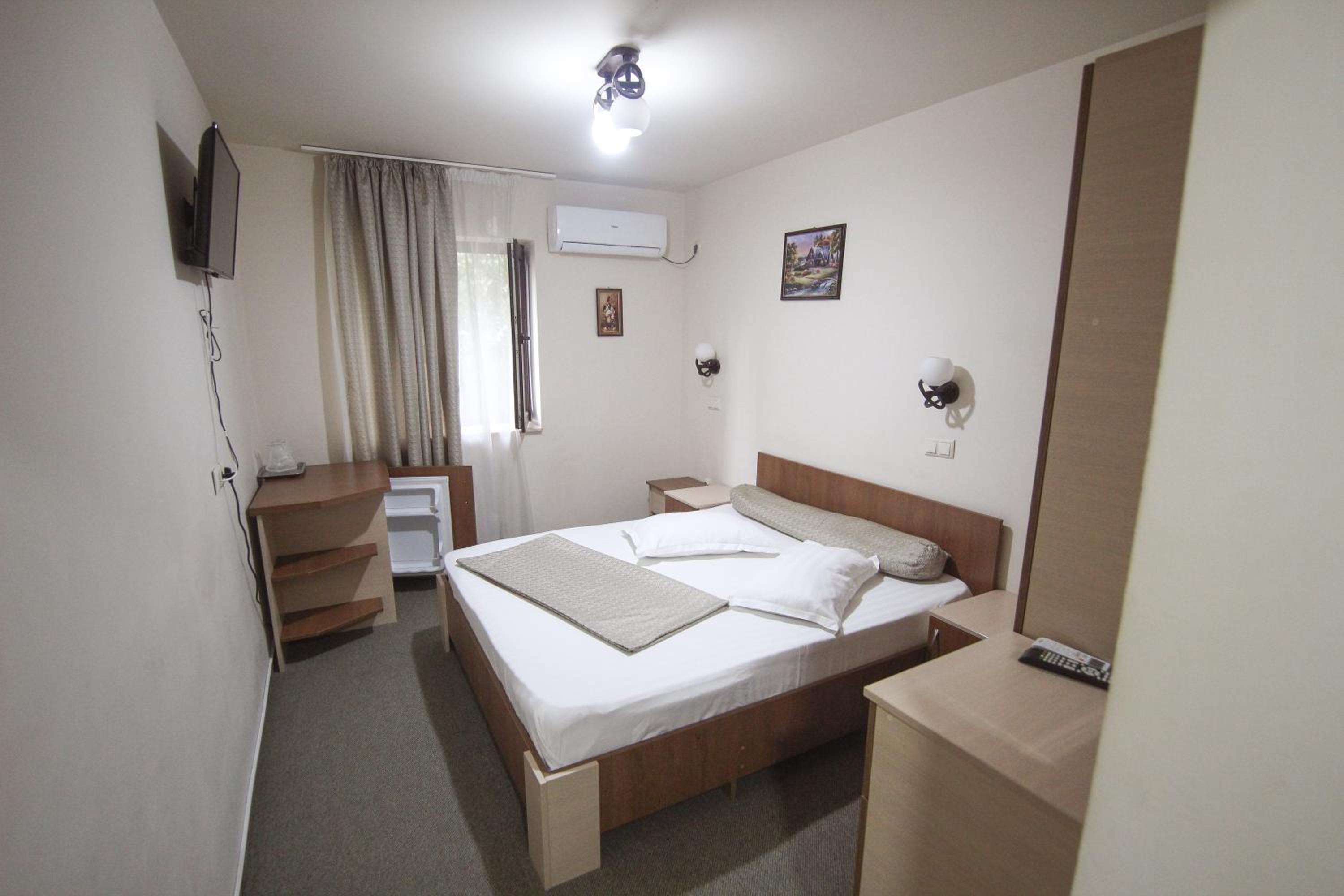 Deluxe Double Room (2 Adults + 1 Child) photo 2