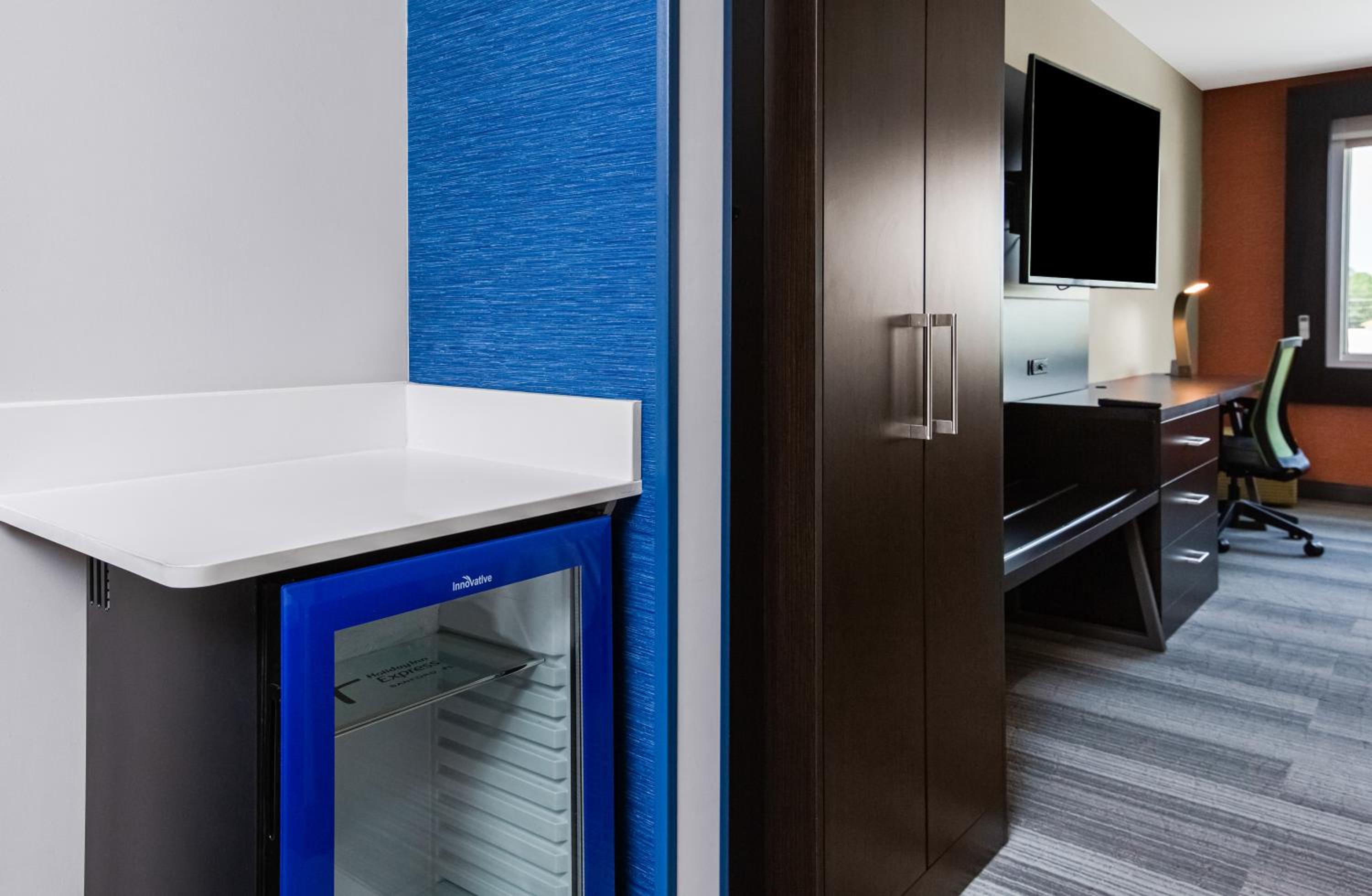 Queen Room with Two Queen Beds - Hearing Accessible - Photo 6