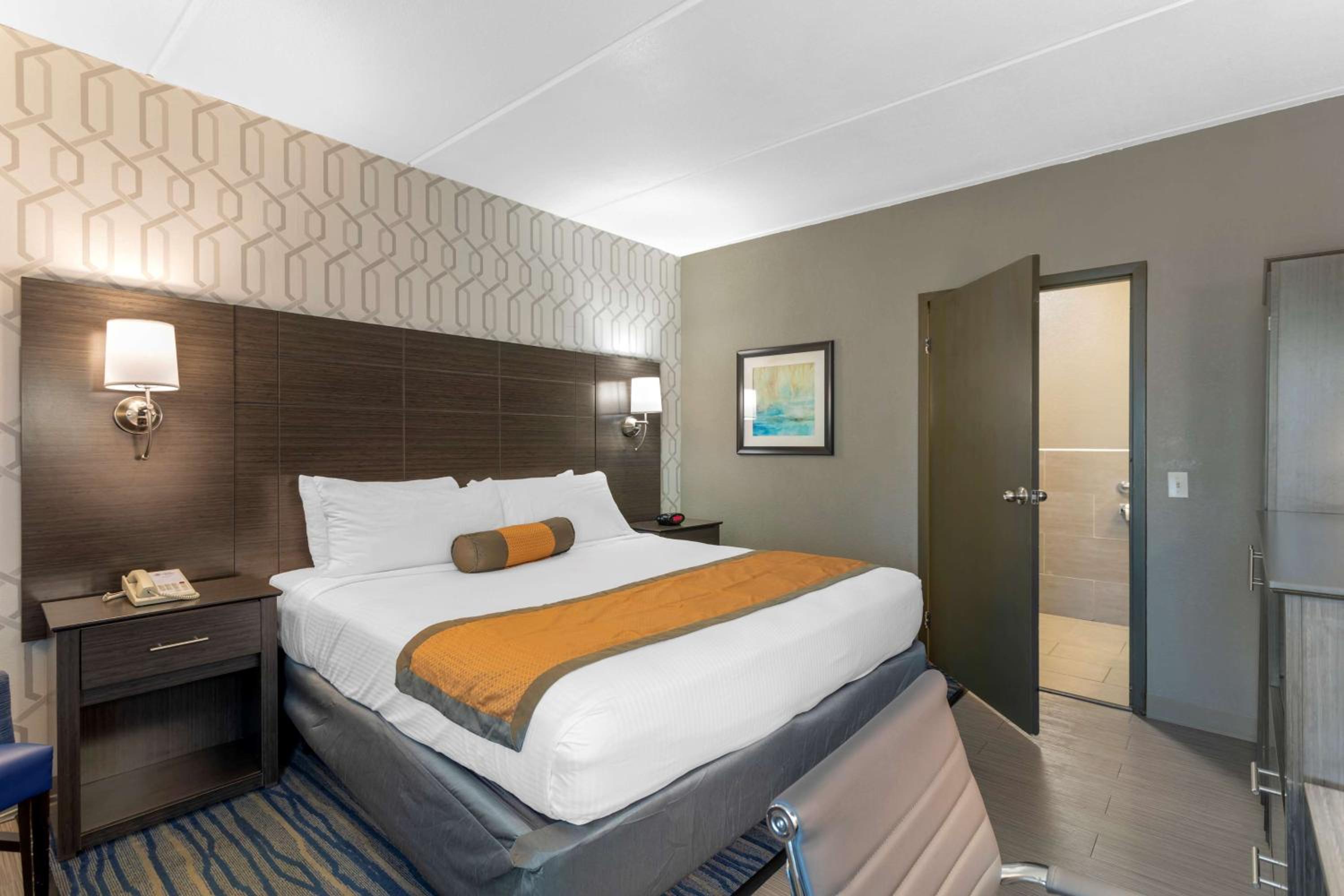 King Room with Roll-In Shower - Mobility Accessible/First Floor photo 2