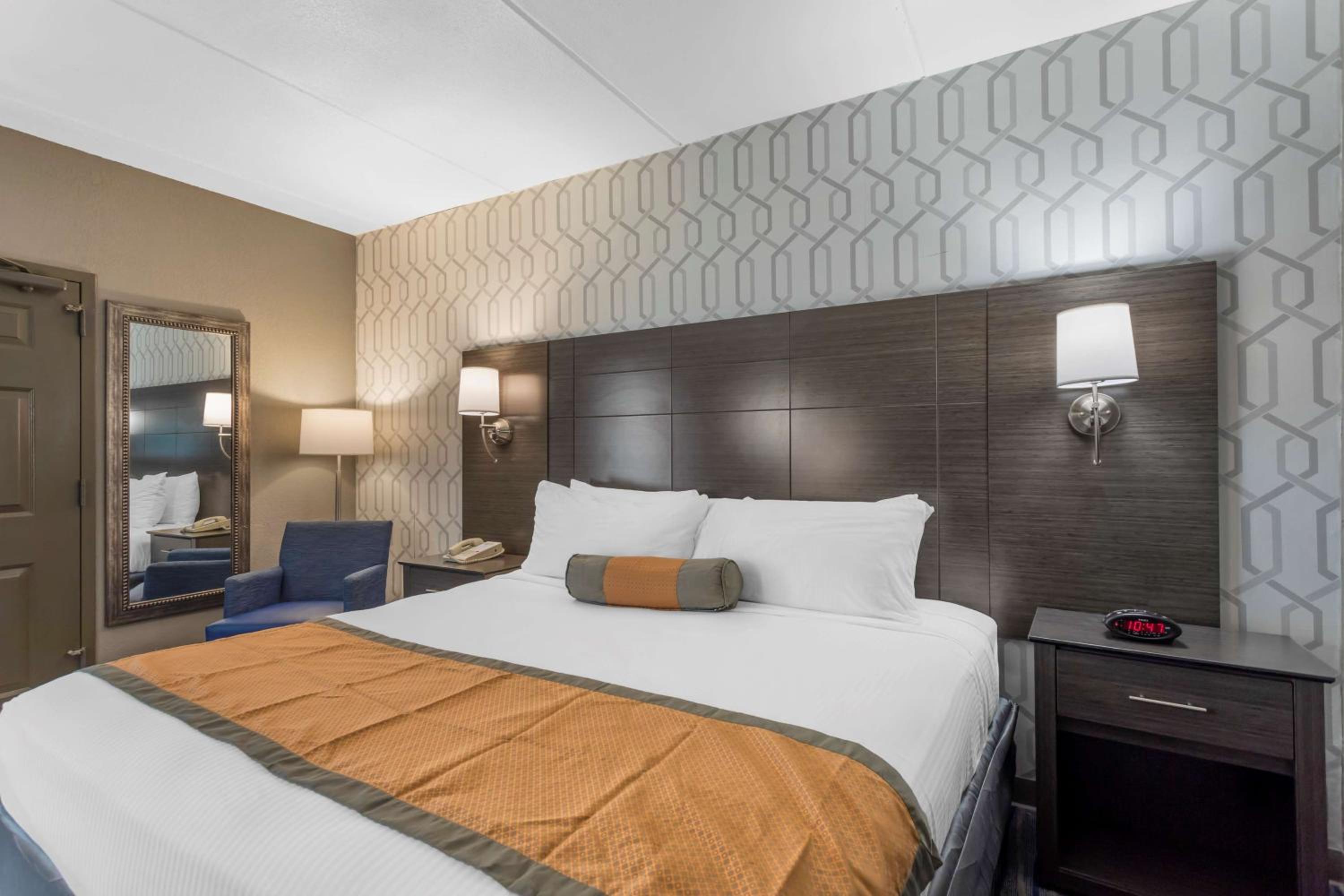 King Room with Roll-In Shower - Mobility Accessible/First Floor photo 1