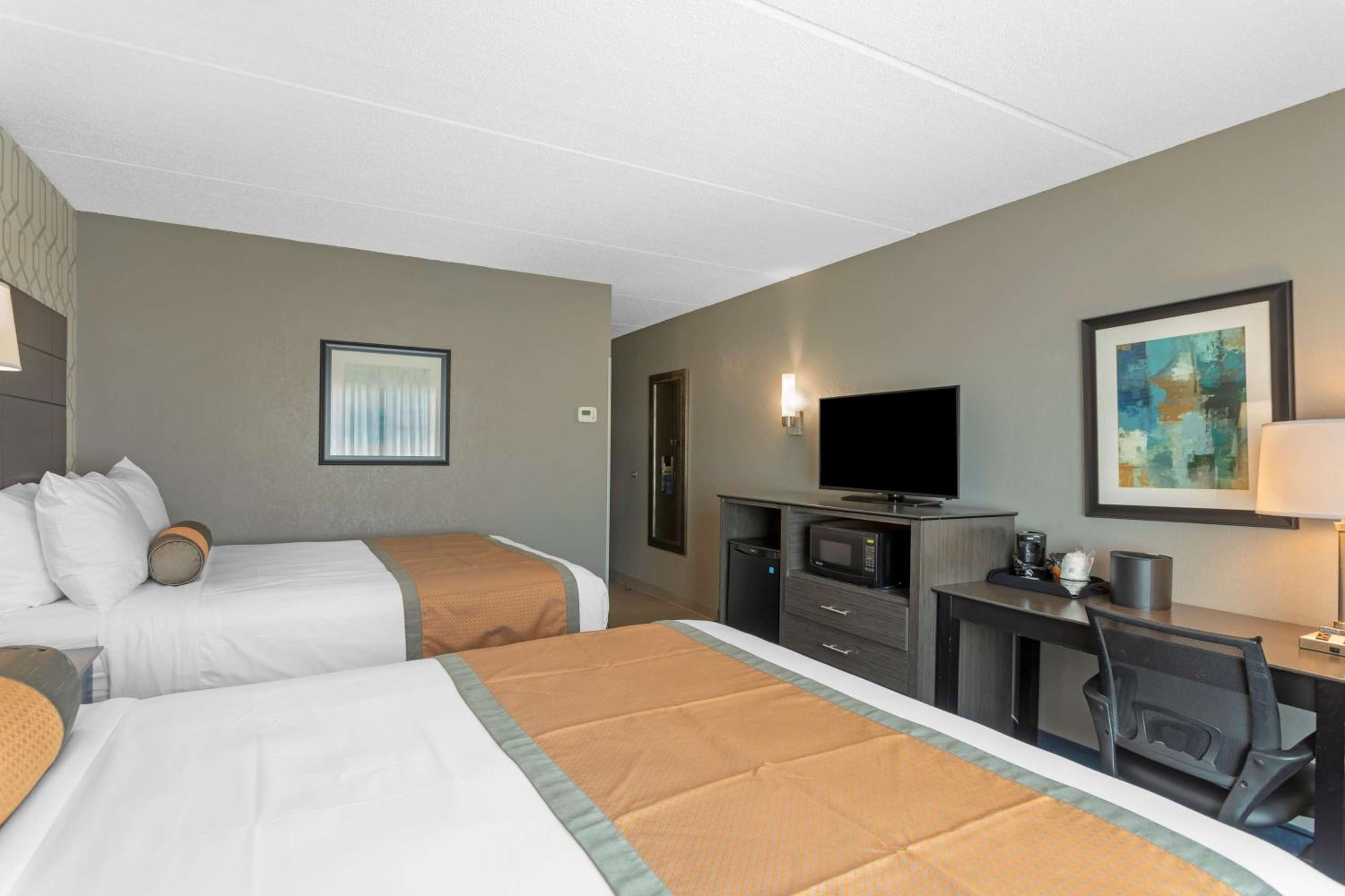 Queen Room with Two Queen Beds - Non-Smoking - Photo 7