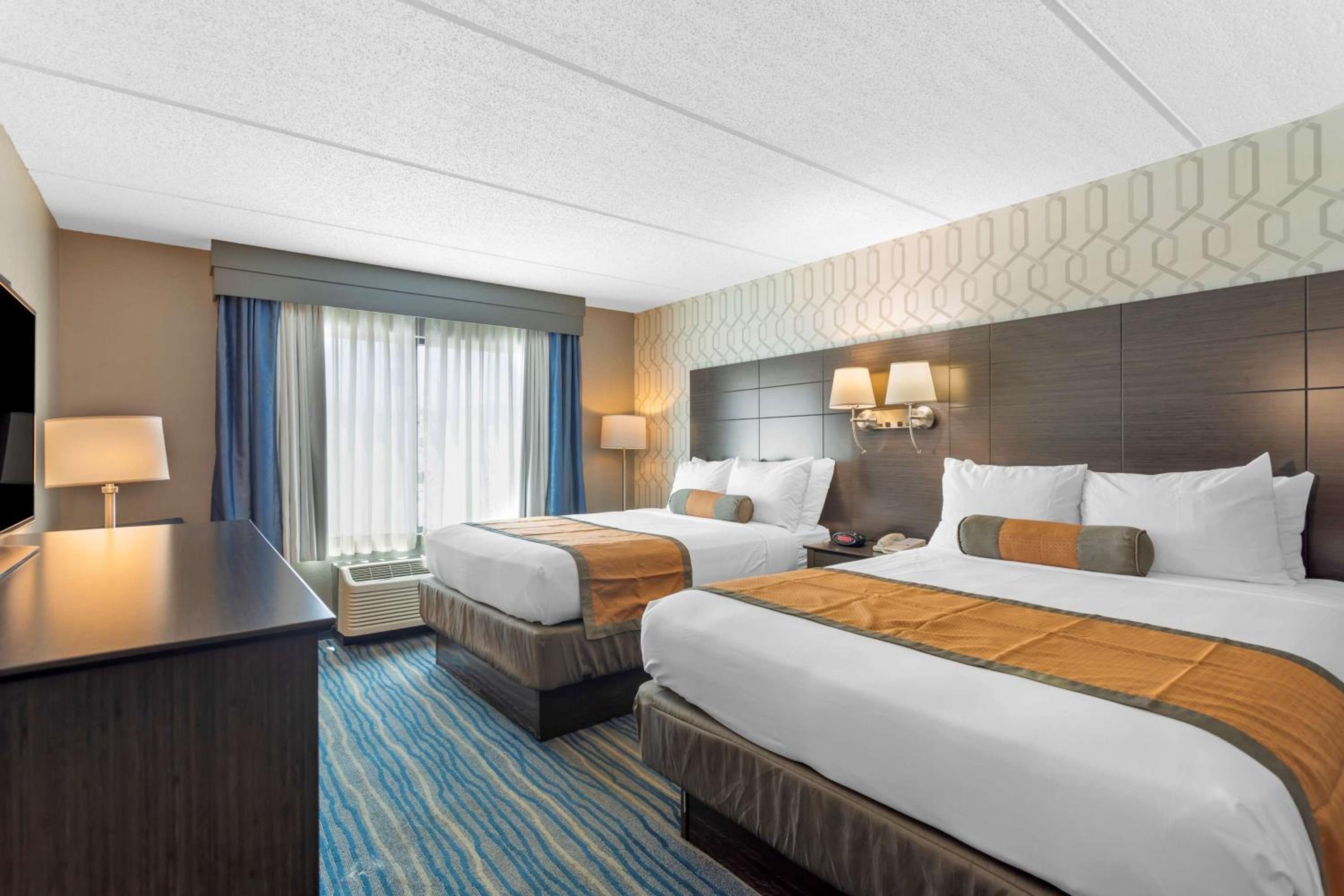 Queen Room with Two Queen Beds - Non-Smoking - Photo 1