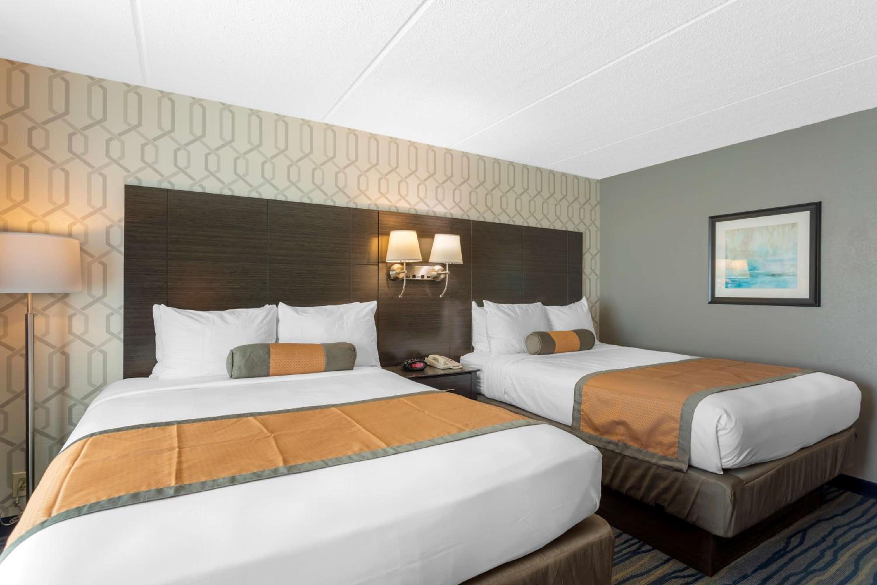 Queen Room with Two Queen Beds - Non-Smoking - Photo 2