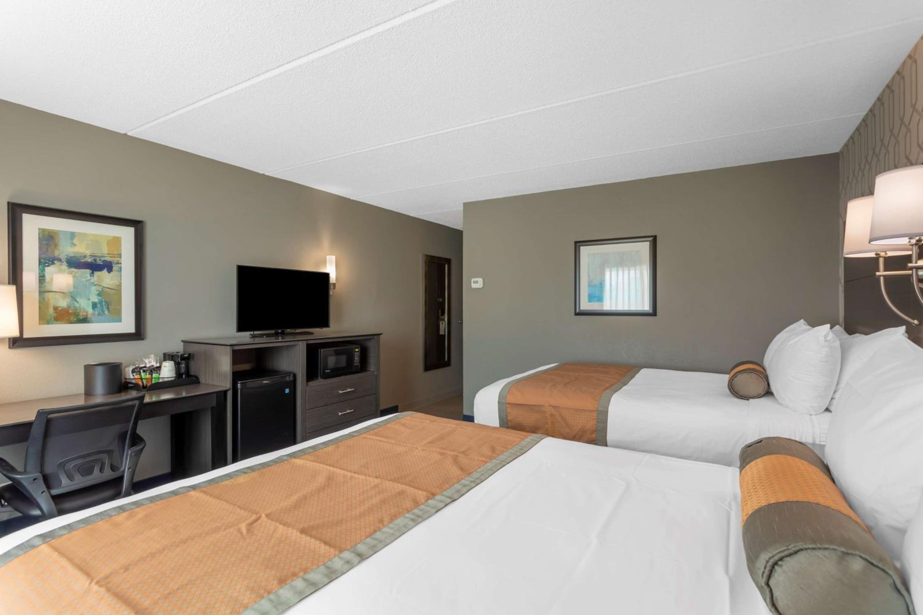 Queen Room with Two Queen Beds - Pet Friendly/First Floor/Non-Smoking/Exterior Entrance - Photo 8