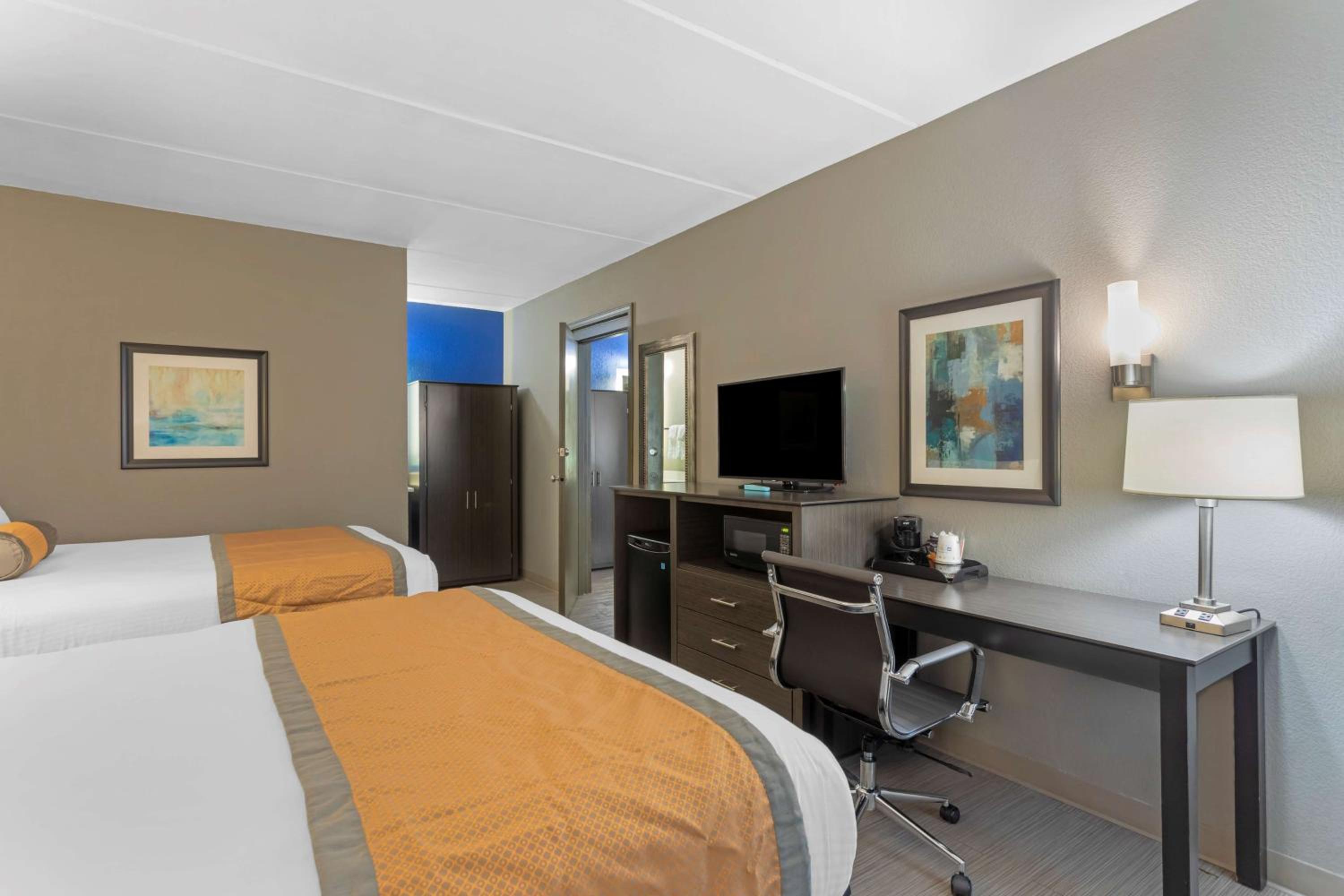 Queen Suite with Two Queen Beds and Sofa Bed - First Floor/Non-Smoking - Photo 6