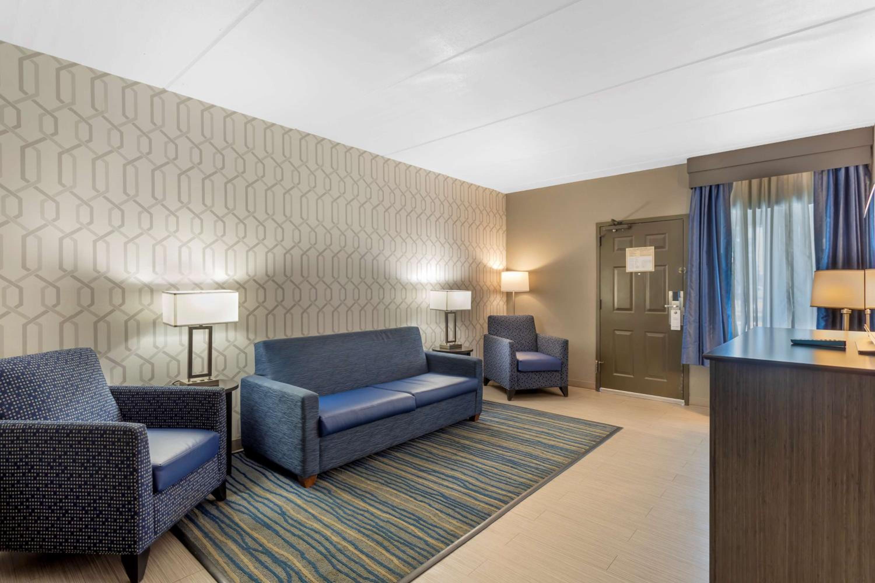 Queen Suite with Two Queen Beds and Sofa Bed - First Floor/Non-Smoking - Photo 2