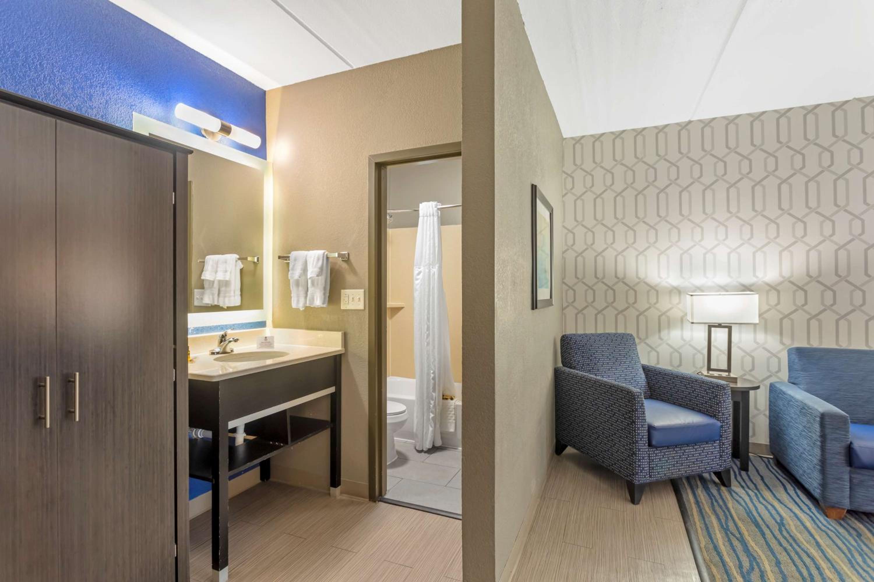 Queen Suite with Two Queen Beds and Sofa Bed - First Floor/Non-Smoking - Photo 7