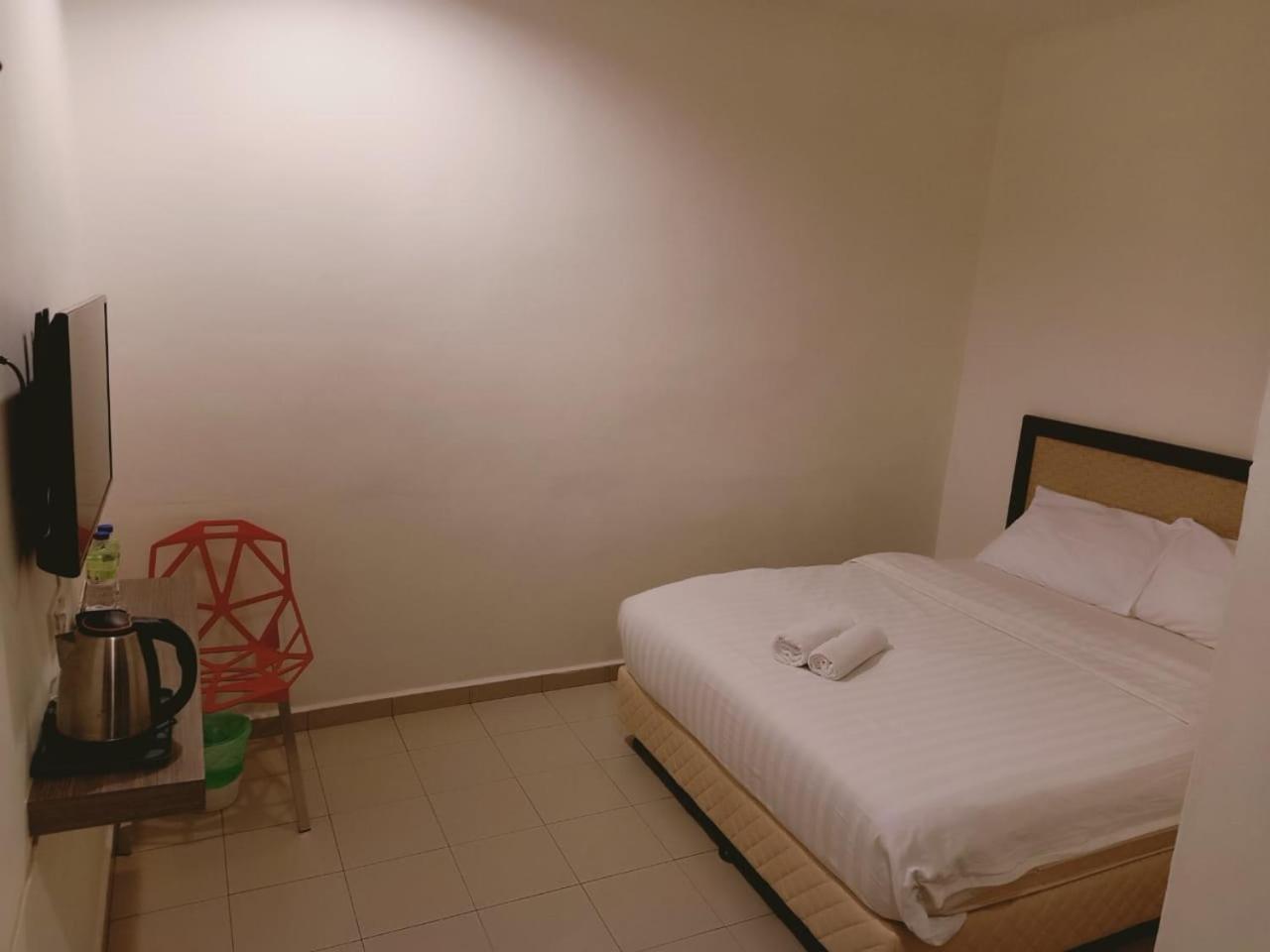 Standard Queen Room (No Window) - Photo 4