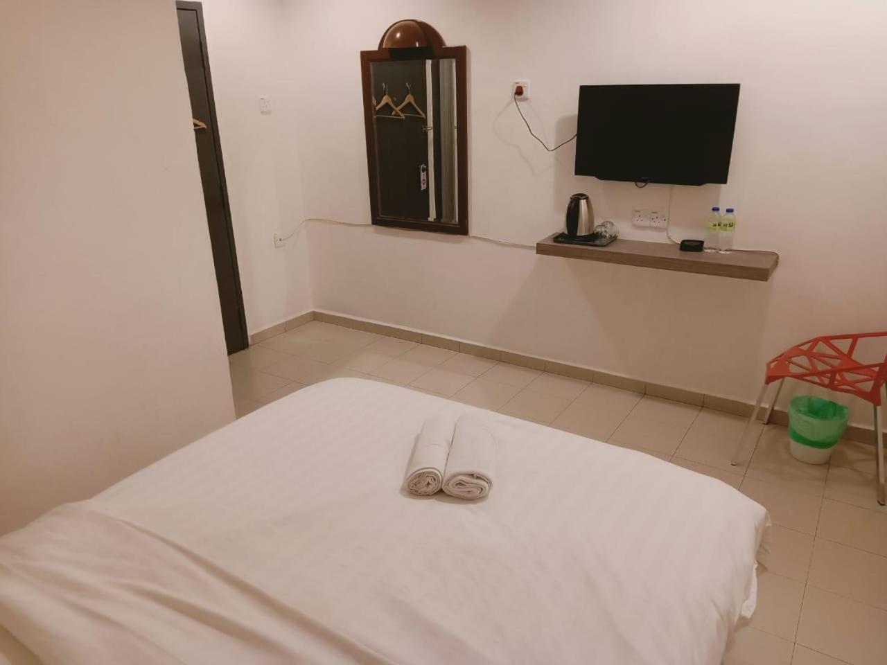 Standard Queen Room (No Window) - Photo 3