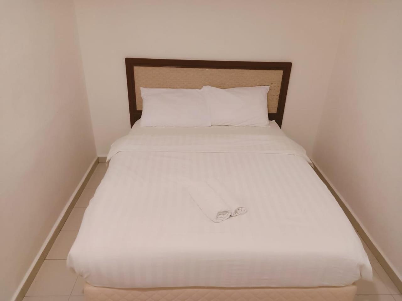 Standard Queen Room (No Window) - Photo 5