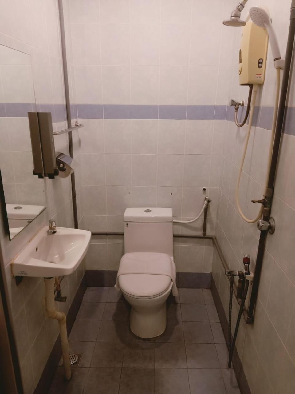 Deluxe Room With 4 Single Bed - Photo 1