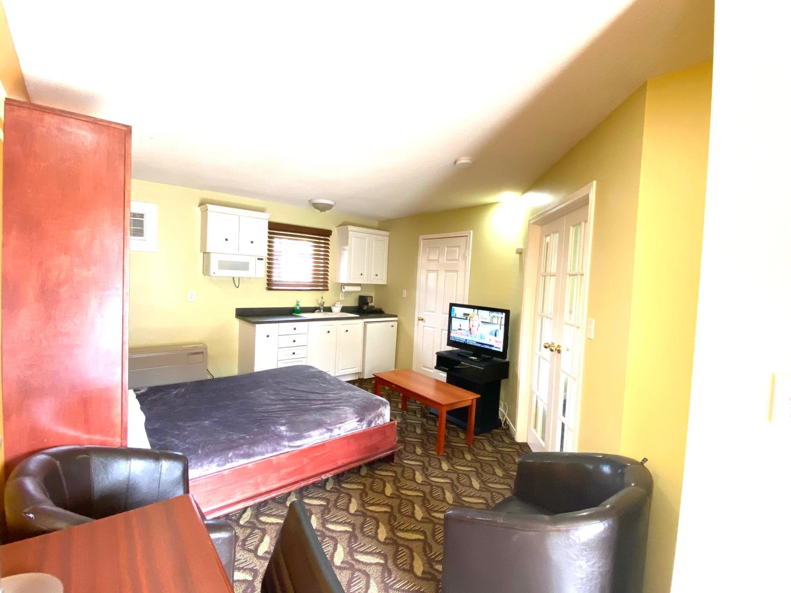 Executive Suite - Photo 3