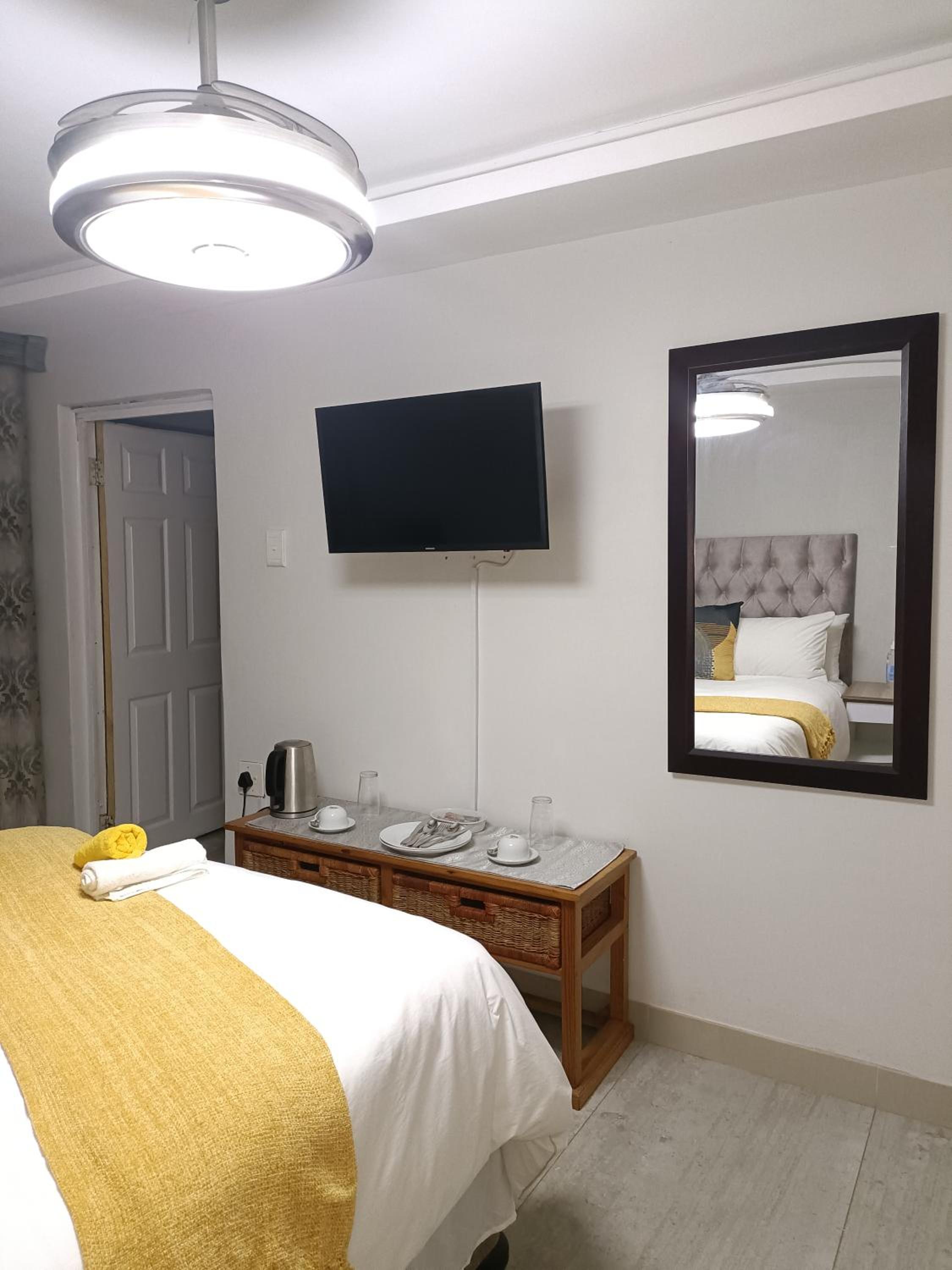 Deluxe Double Room with Shower - Photo 11