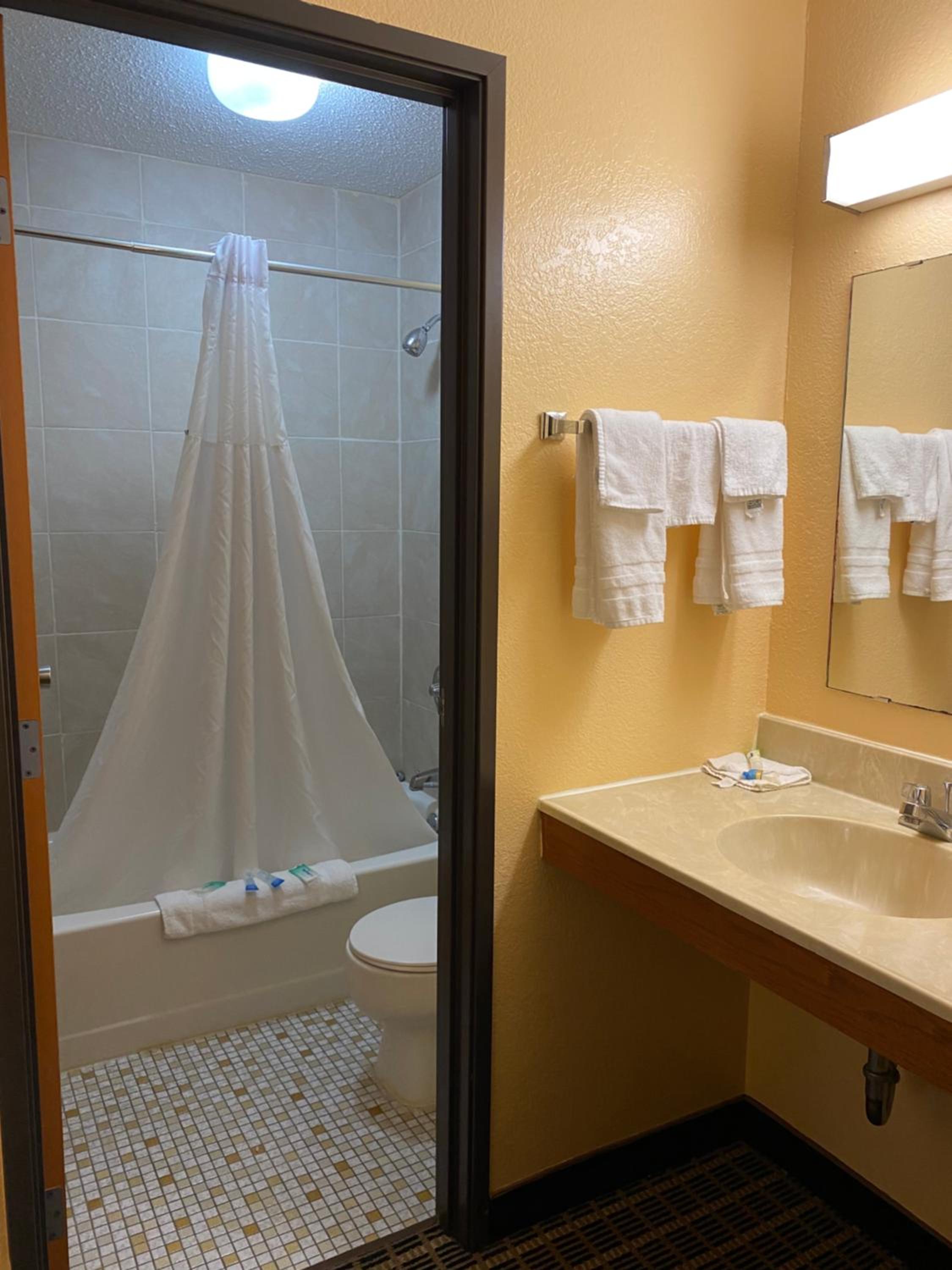 Queen Room photo 3