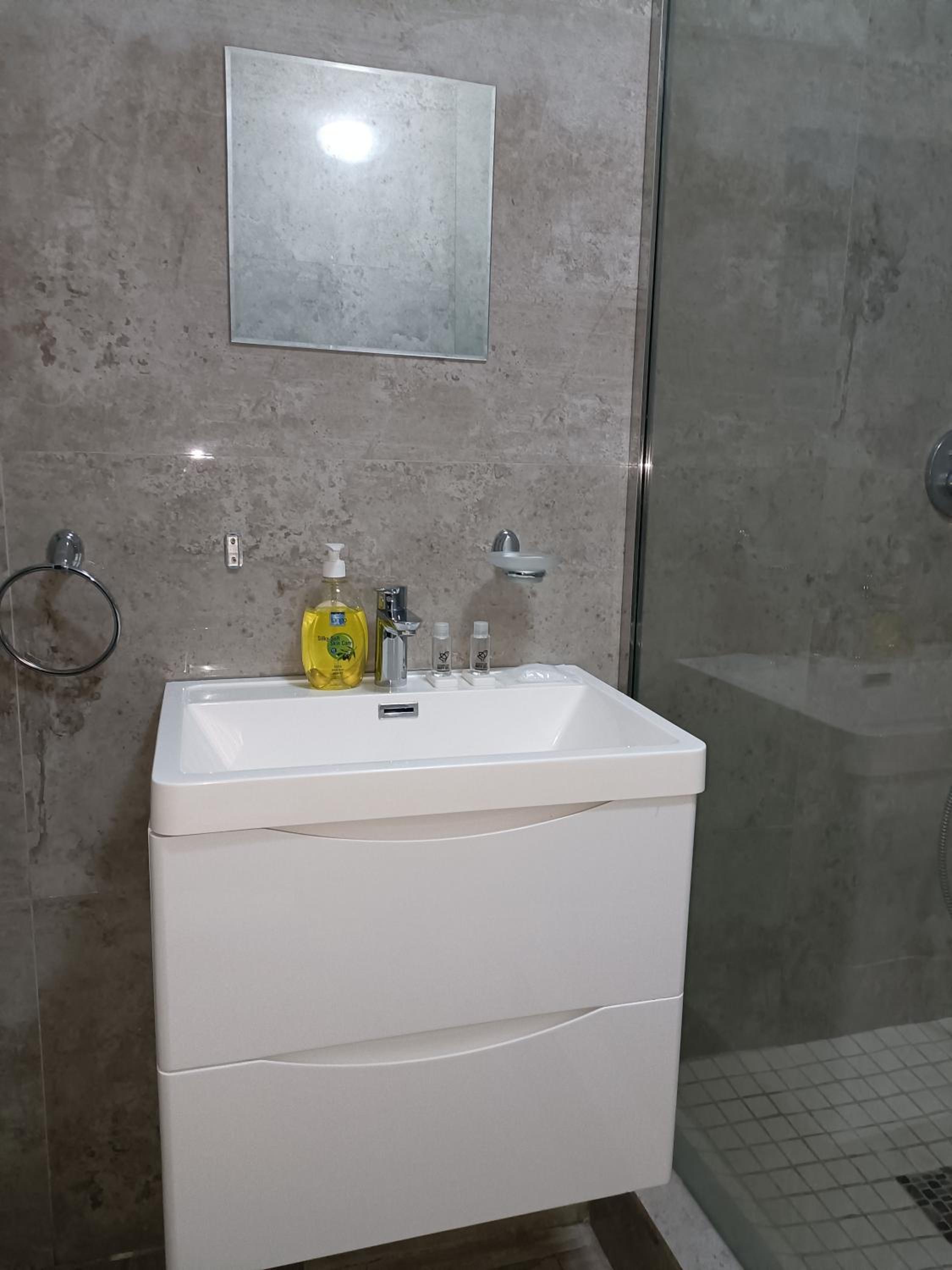 Deluxe Double Room with Shower - Photo 8