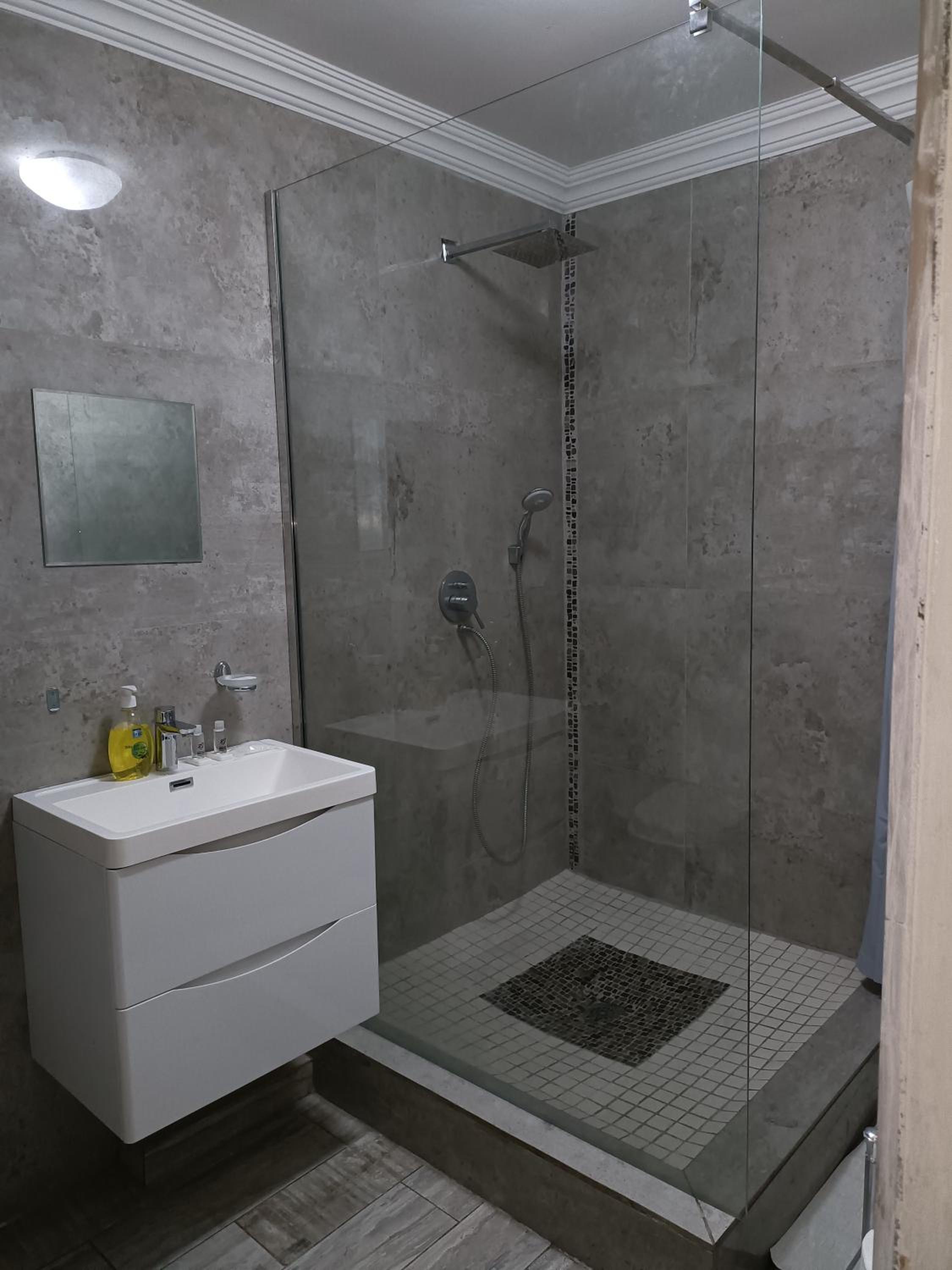 Deluxe Double Room with Shower - Photo 7